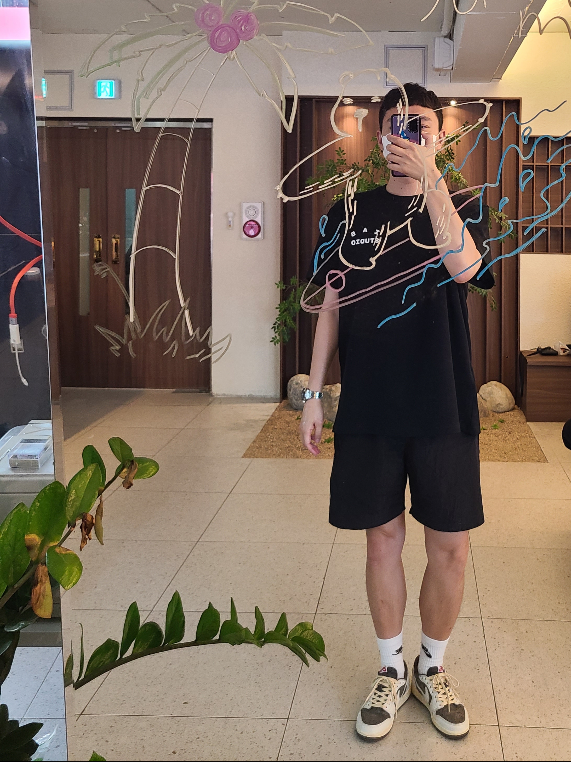 Jordan 1 x Travis Scott Retro Low OG SP Sail and Ridgerock, IAB Studio T-Shirt Black 착용 스타일