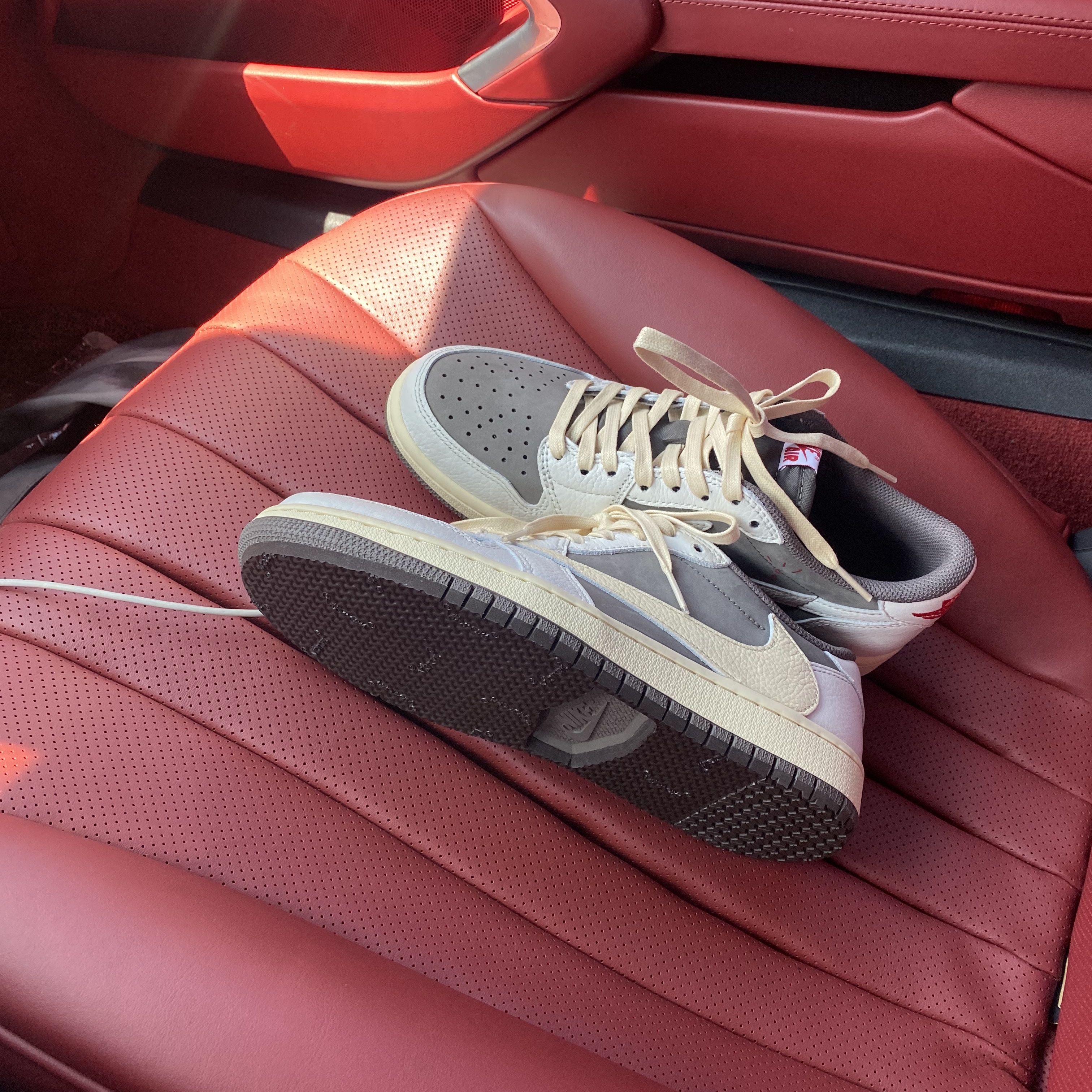 Jordan 1 x Travis Scott Retro Low OG SP Sail and Ridgerock 착용 스타일 - 2