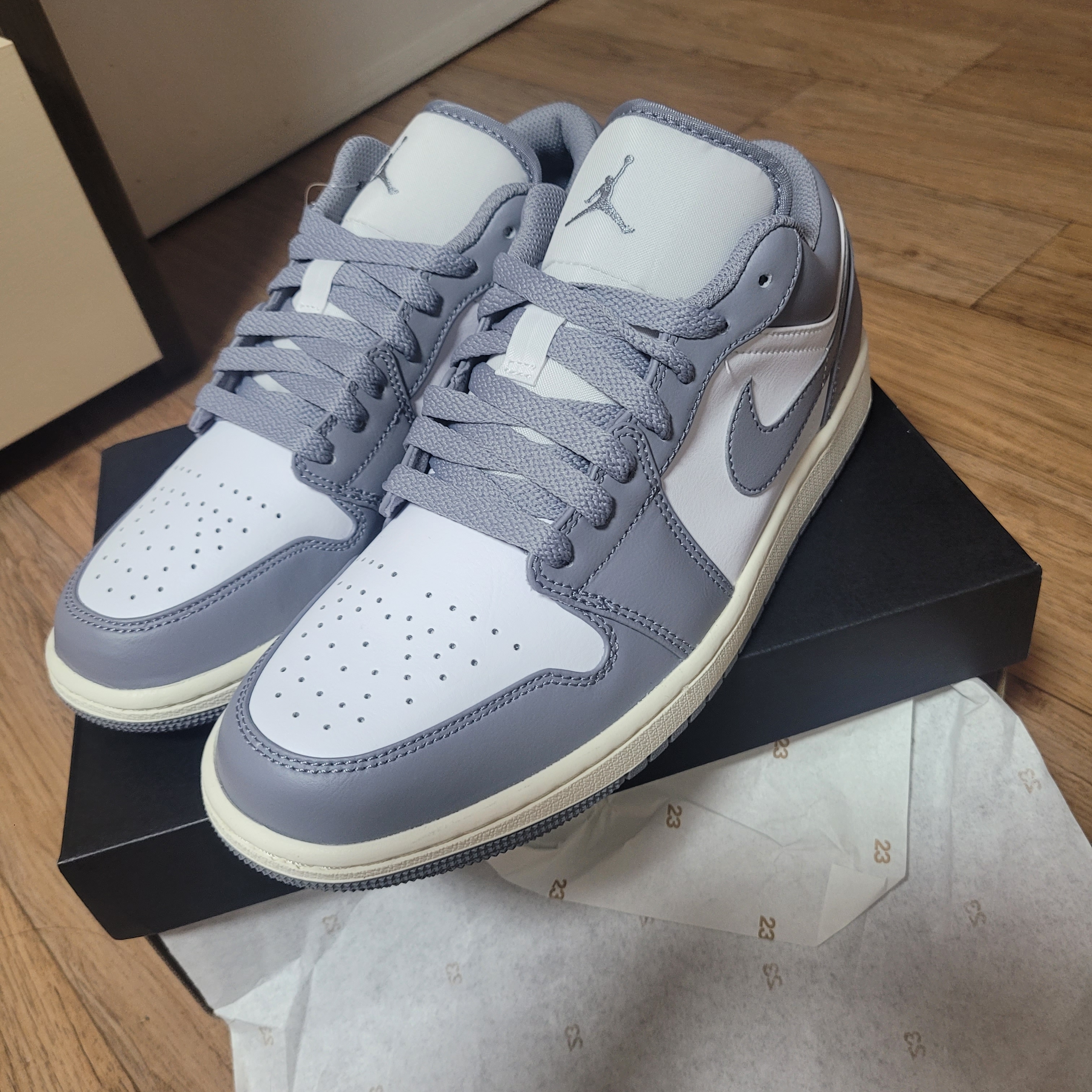 Jordan 1 Low Stealth and White, Jordan 1 Low Grey Fog Black Bleached Coral 착용 스타일 - 2