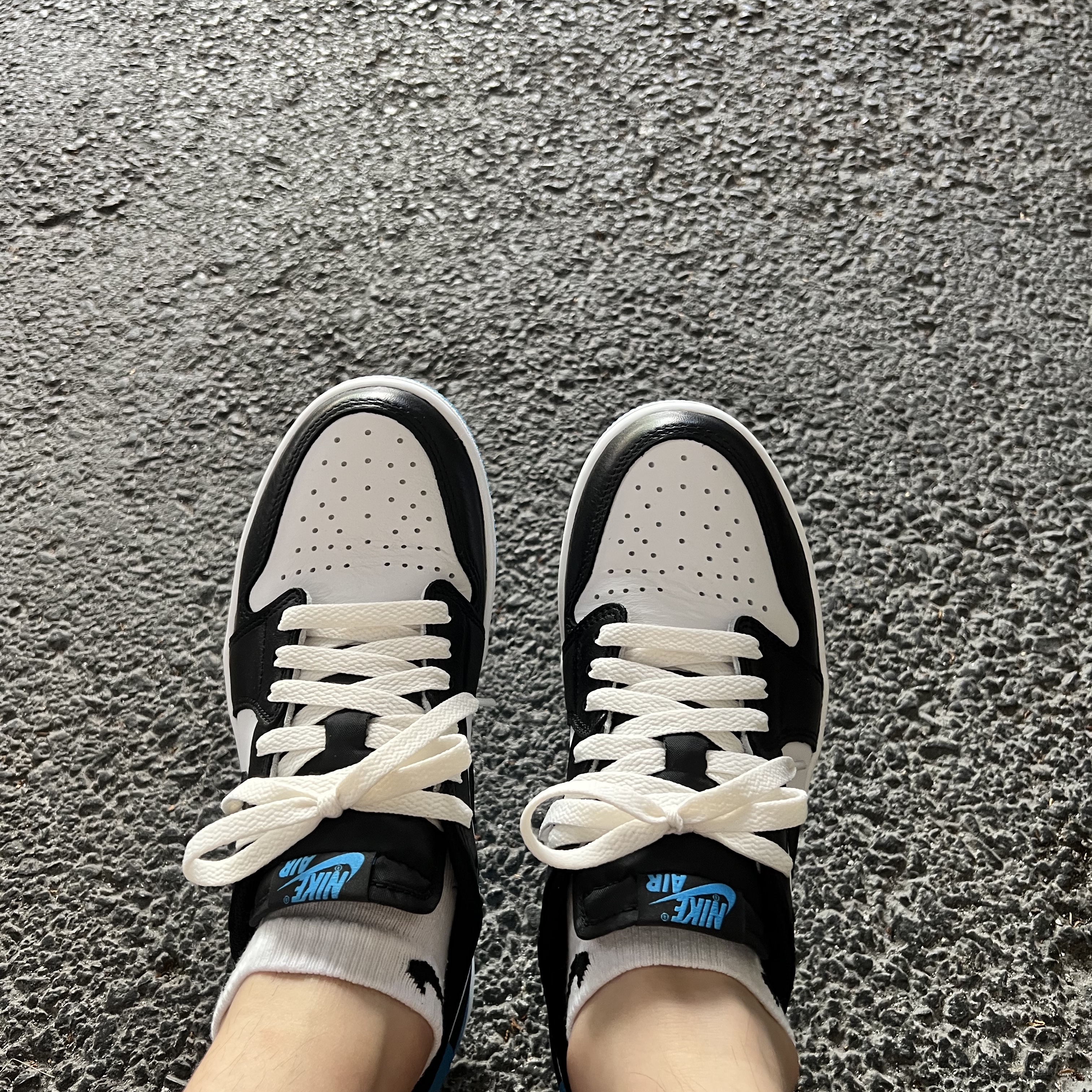 Jordan 1 Retro Low OG Black and Dark Powder Blue 착용 스타일 - 2
