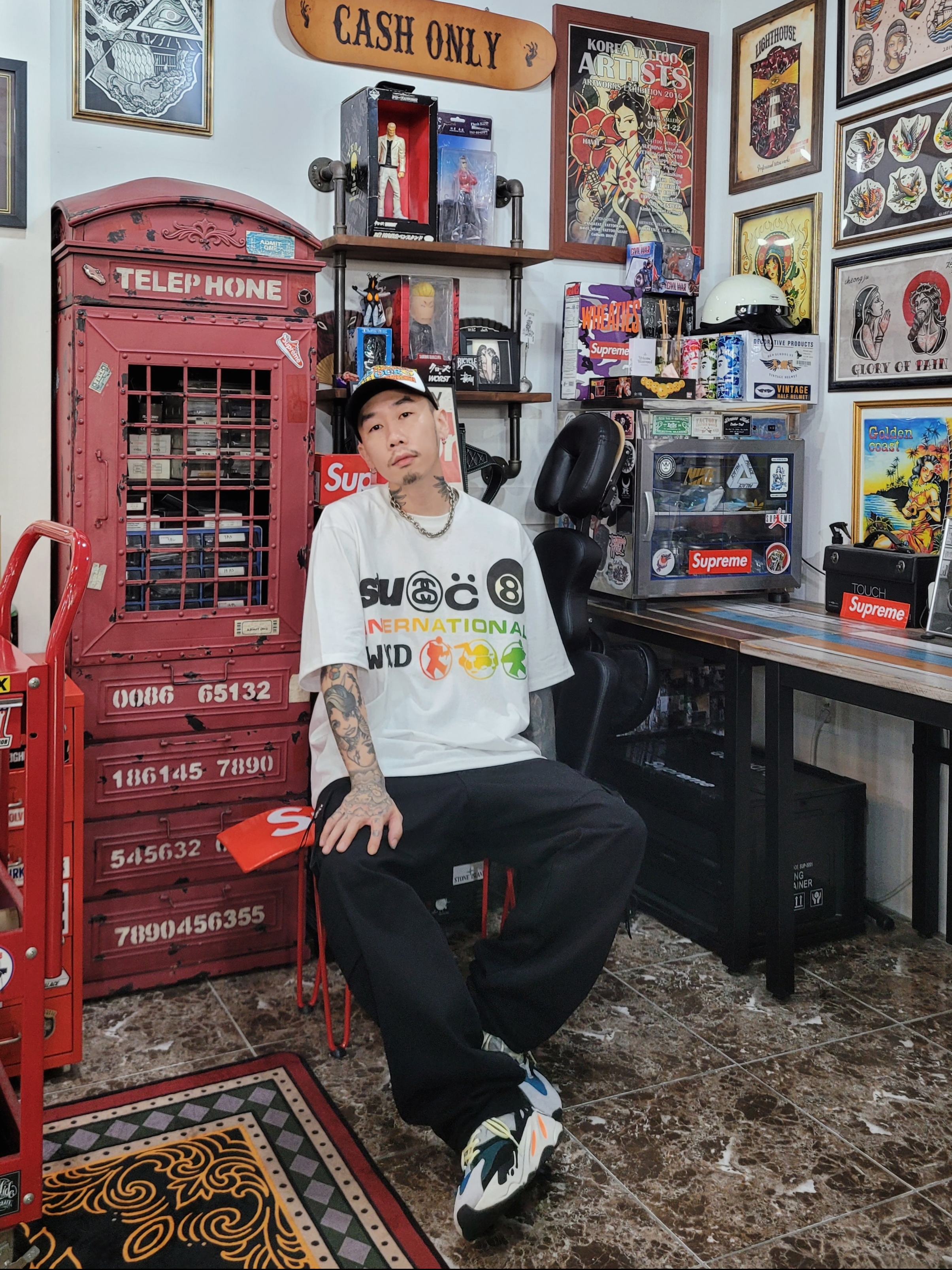 Stussy x Cactus Plant Flea Market International T-Shirt White, Adidas Yeezy Boost 700 Wave Runner Solid Grey 2021/2022 착용 스타일