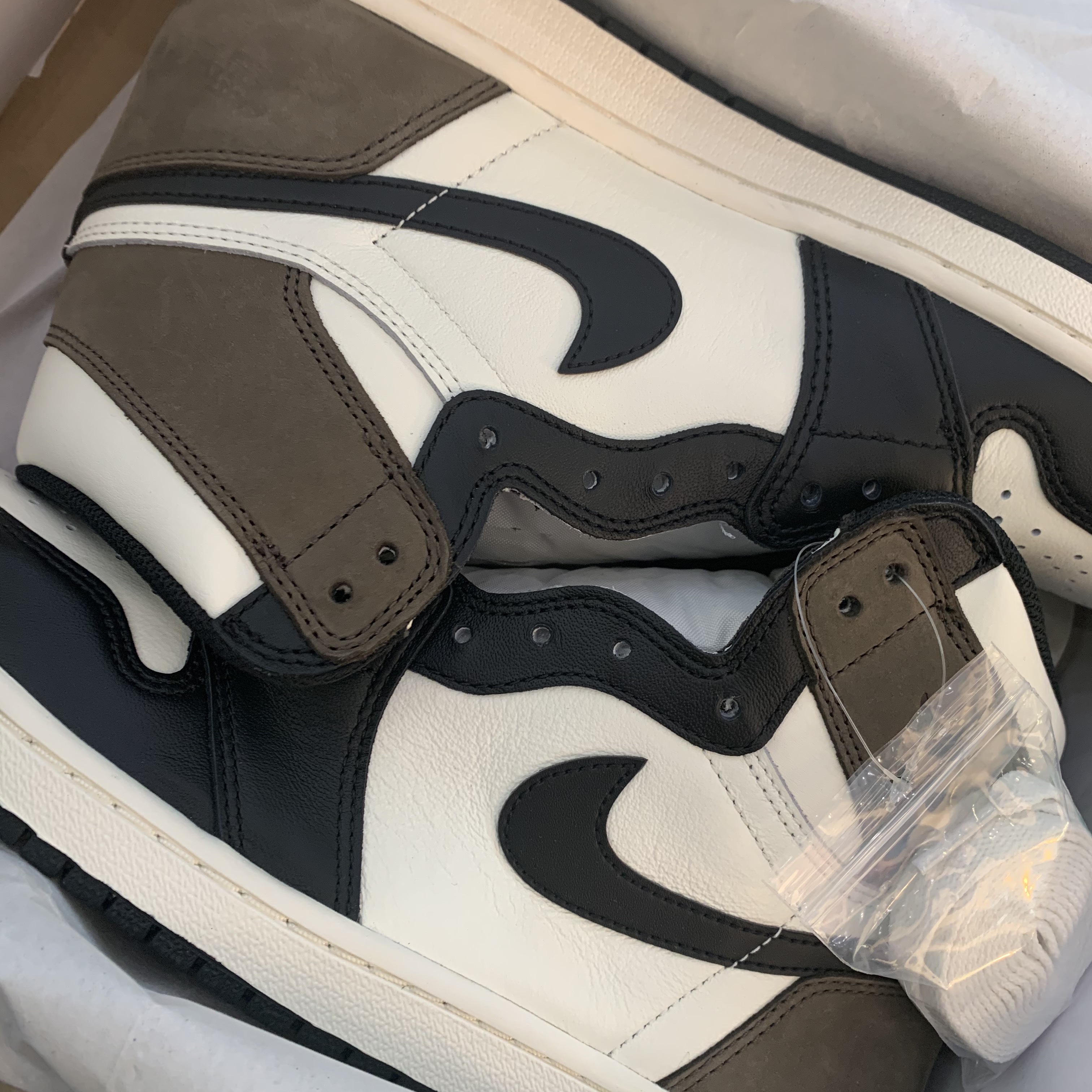 Jordan 1 Retro High OG Black Mocha 착용 스타일