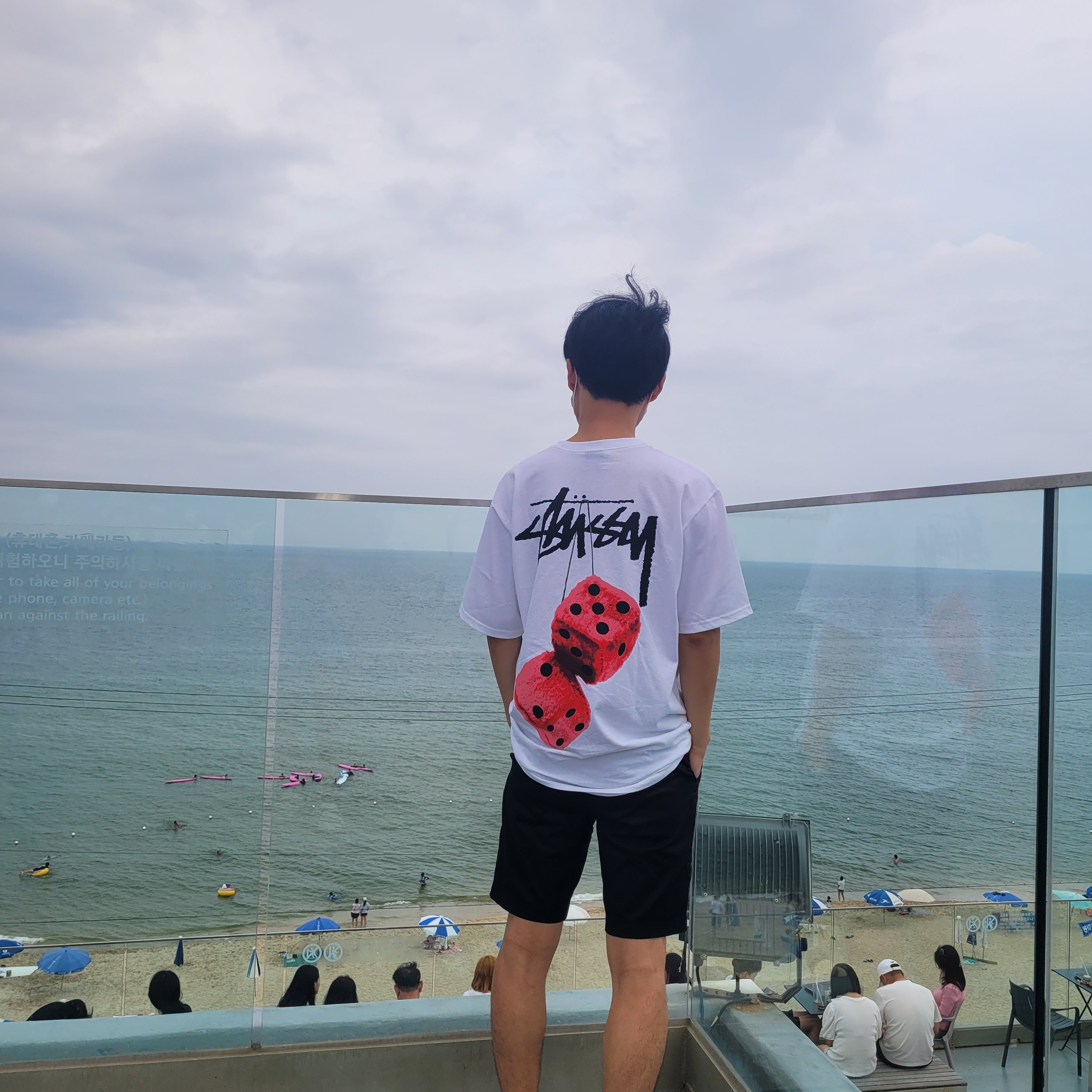 Stussy Fuzzy Dice T-Shirt White 착용 스타일