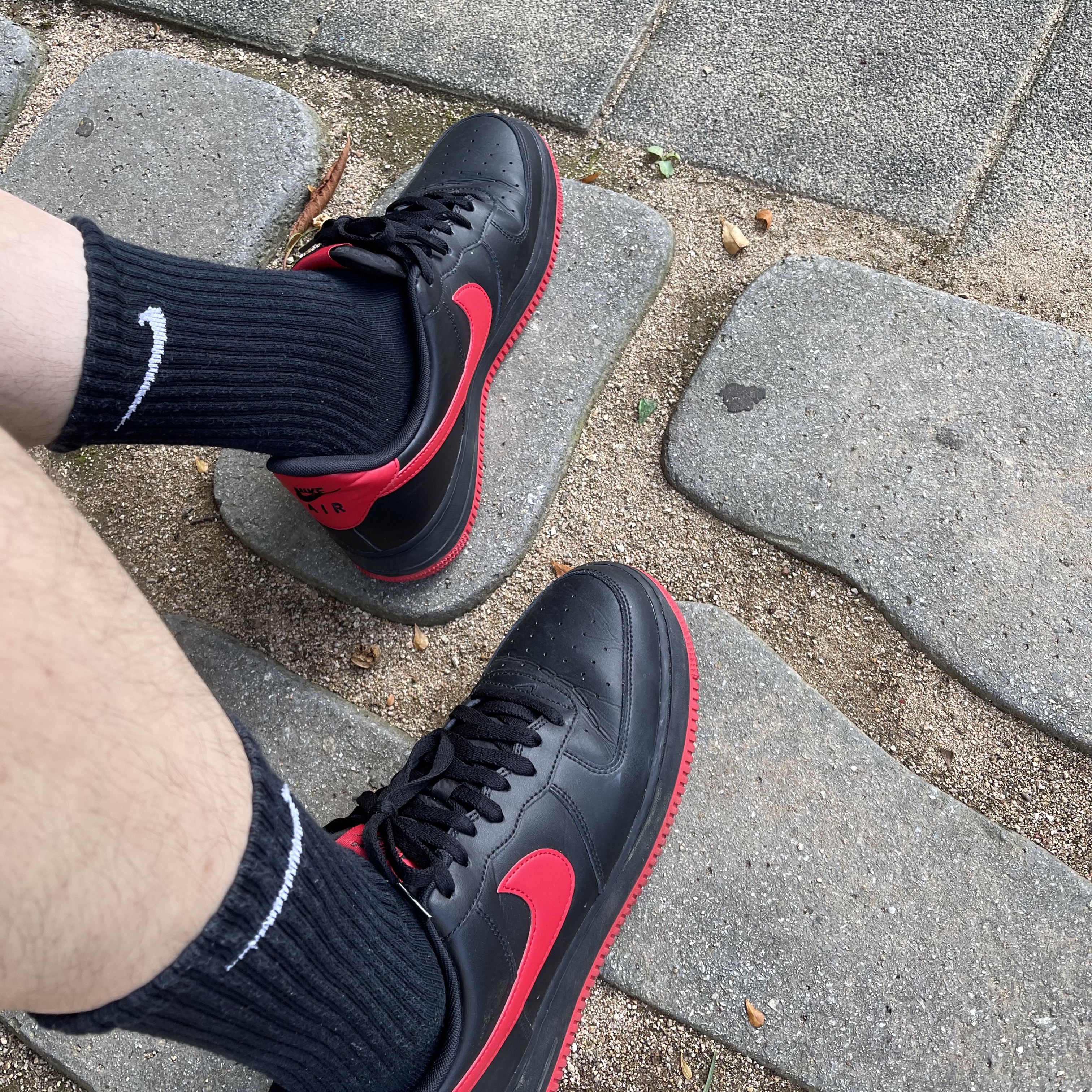 Nike Air Force 1 '07 Low Black University Red 착용 스타일 - 3