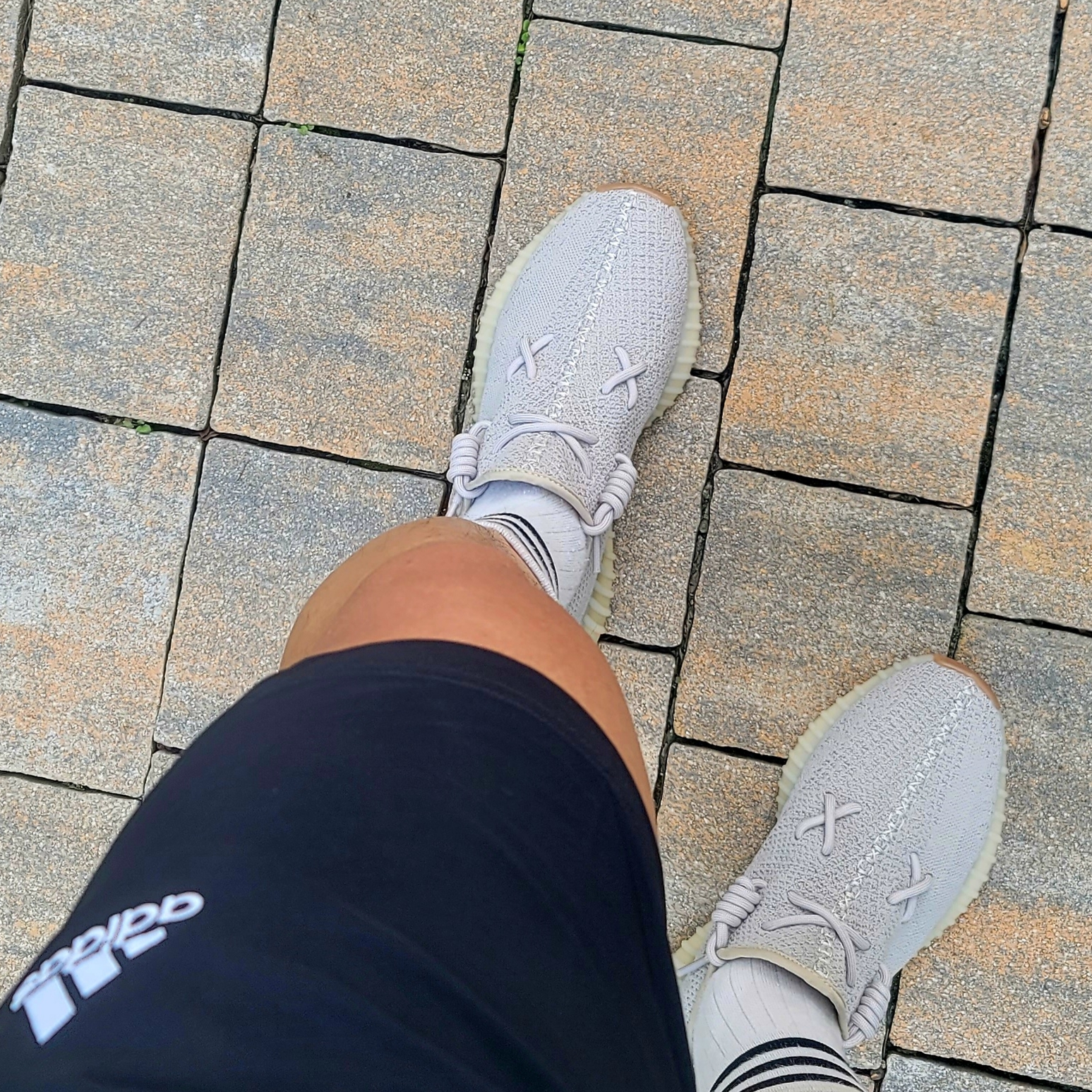 Adidas Yeezy Boost 350 V2 Sesame 2022 착용 스타일 - 2