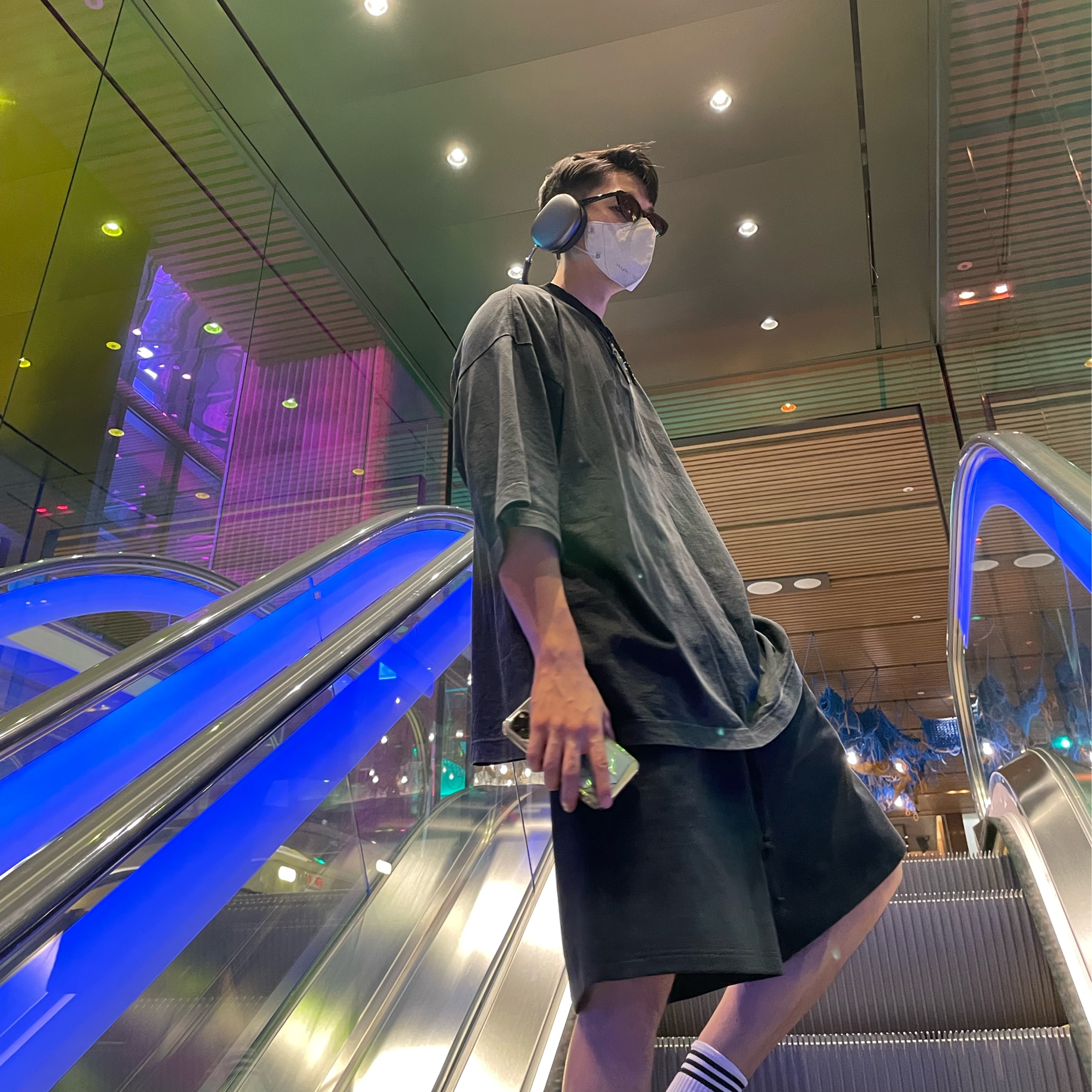 Apple AirPods Max Lightning Space Gray (Korean Ver.), Yeezy Gap Engineered By Balenciaga Dove 3/4 Sleeve T-Shirt Black 착용 스타일