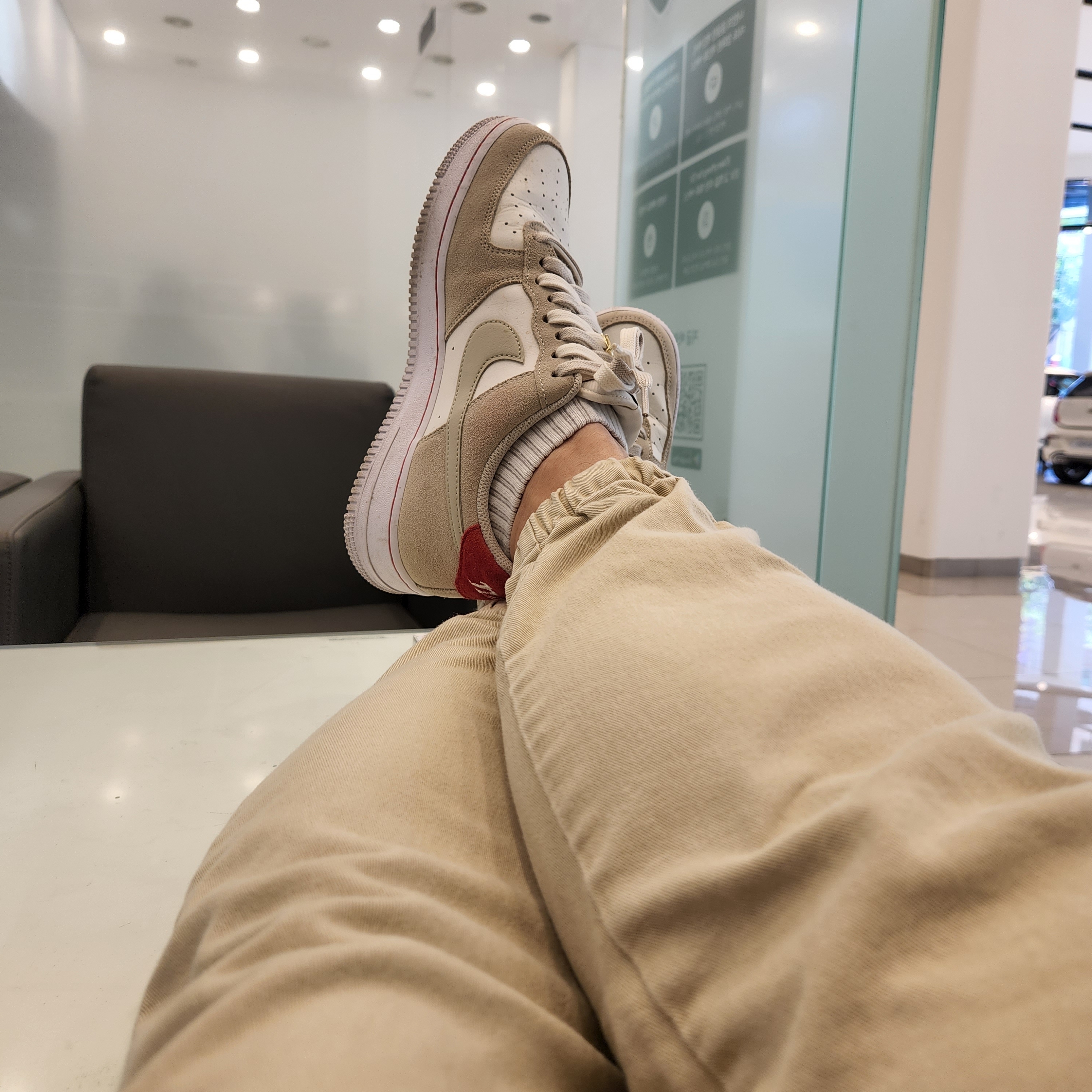 Nike Air Force 1 '07 SE First Use Light Stone 착용 스타일