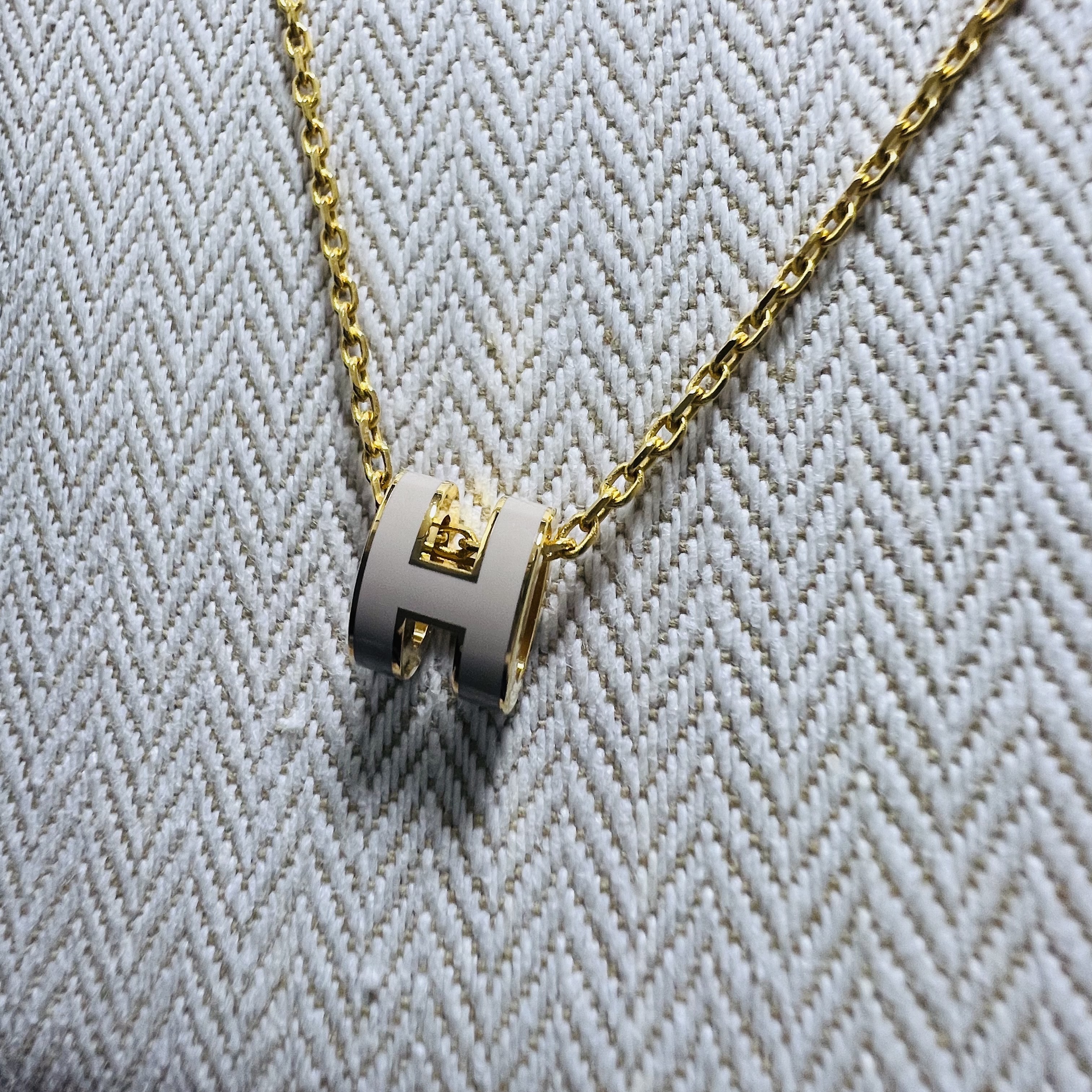 (W) Hermes Mini Pop H Pendant Rose Gold & Marron Glace 착용 스타일