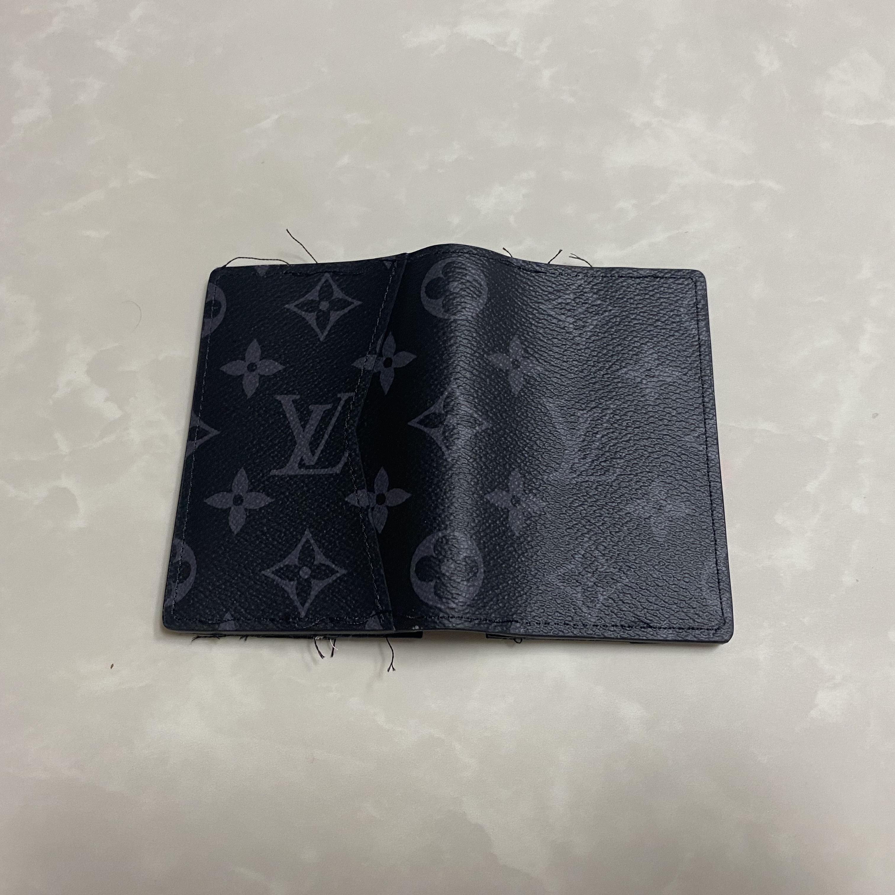 Louis Vuitton Pocket Organizer Monogram Eclipse 착용 스타일 - 3