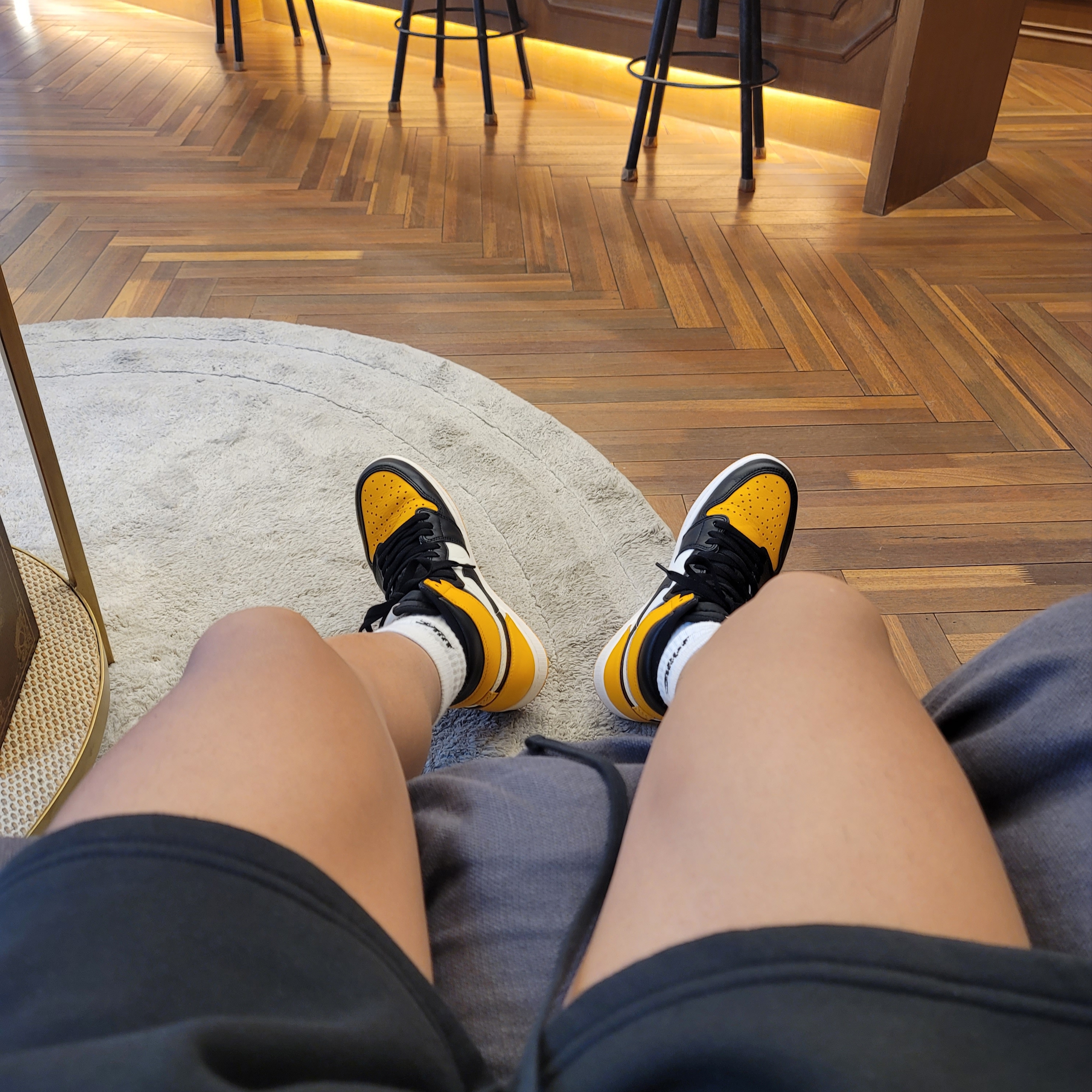 Jordan 1 Retro High OG Taxi, Essentials The Core Collection Sweatshorts Stretch Limo 착용 스타일
