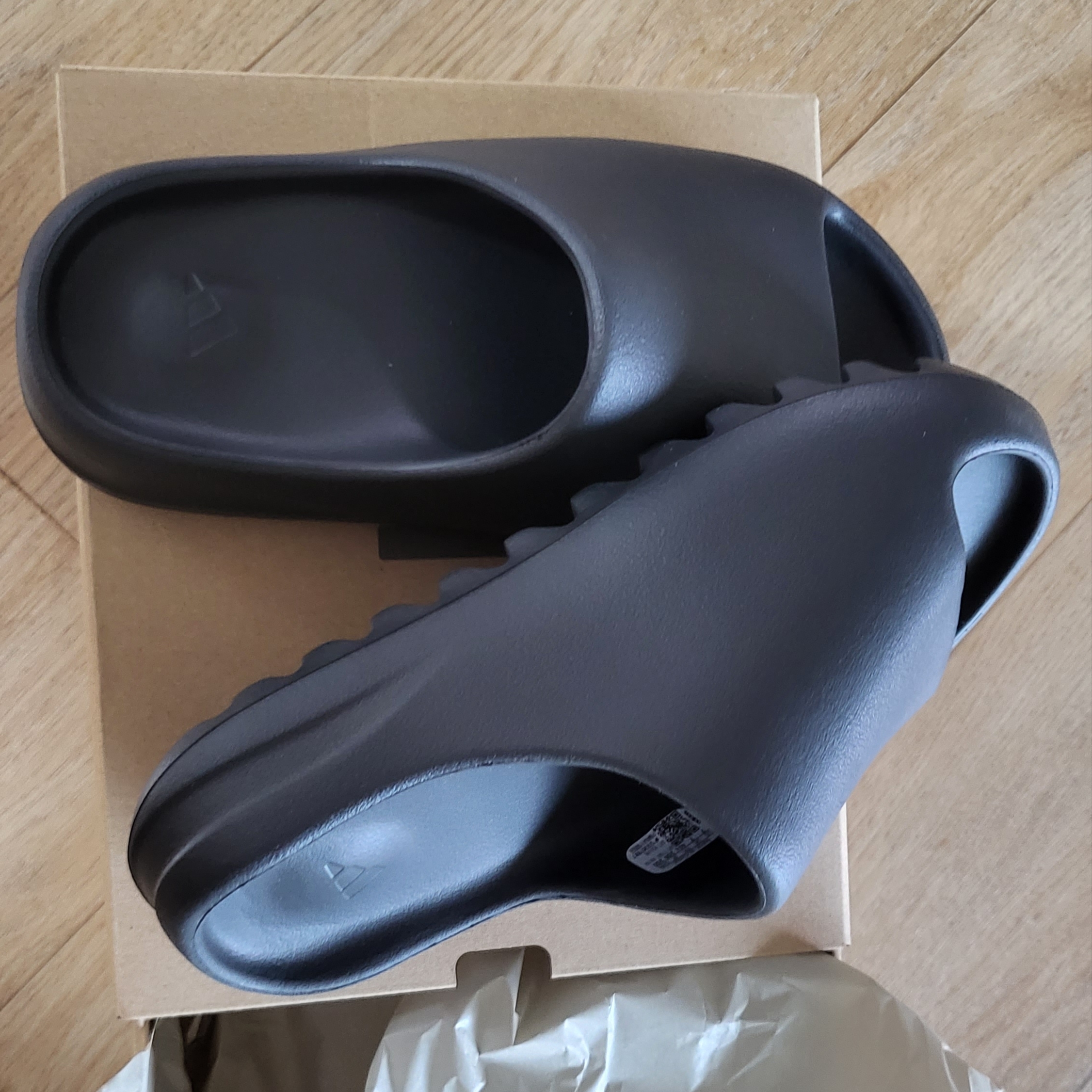 Adidas Yeezy Slide Onyx 착용 스타일 - 2