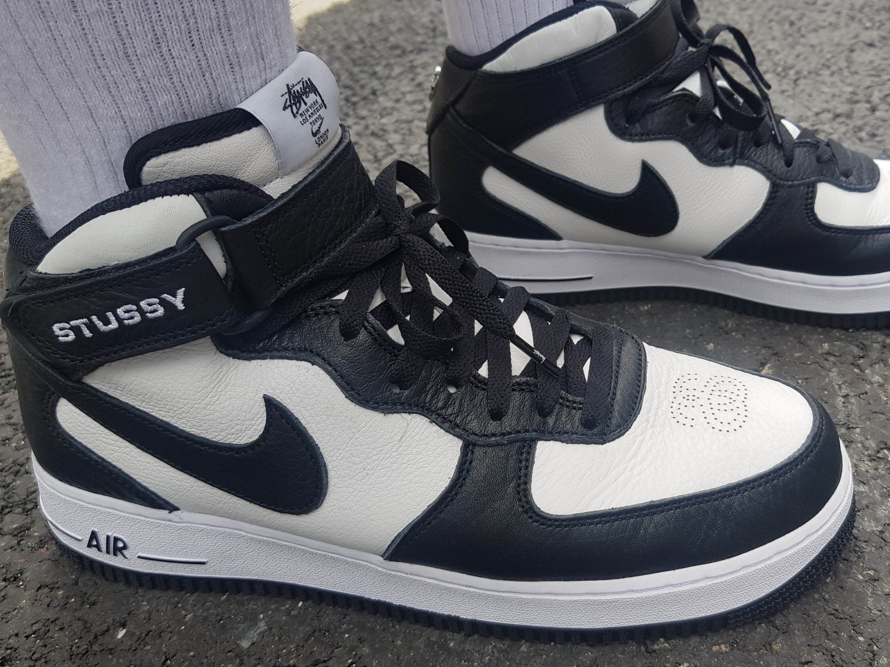 Nike x Stussy Air Force 1 '07 Mid SP Black and Light Bone 착용 스타일