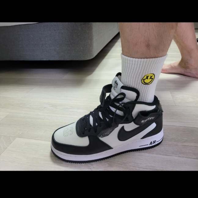 Nike x Stussy Air Force 1 '07 Mid SP Black and Light Bone 착용 스타일 - 1