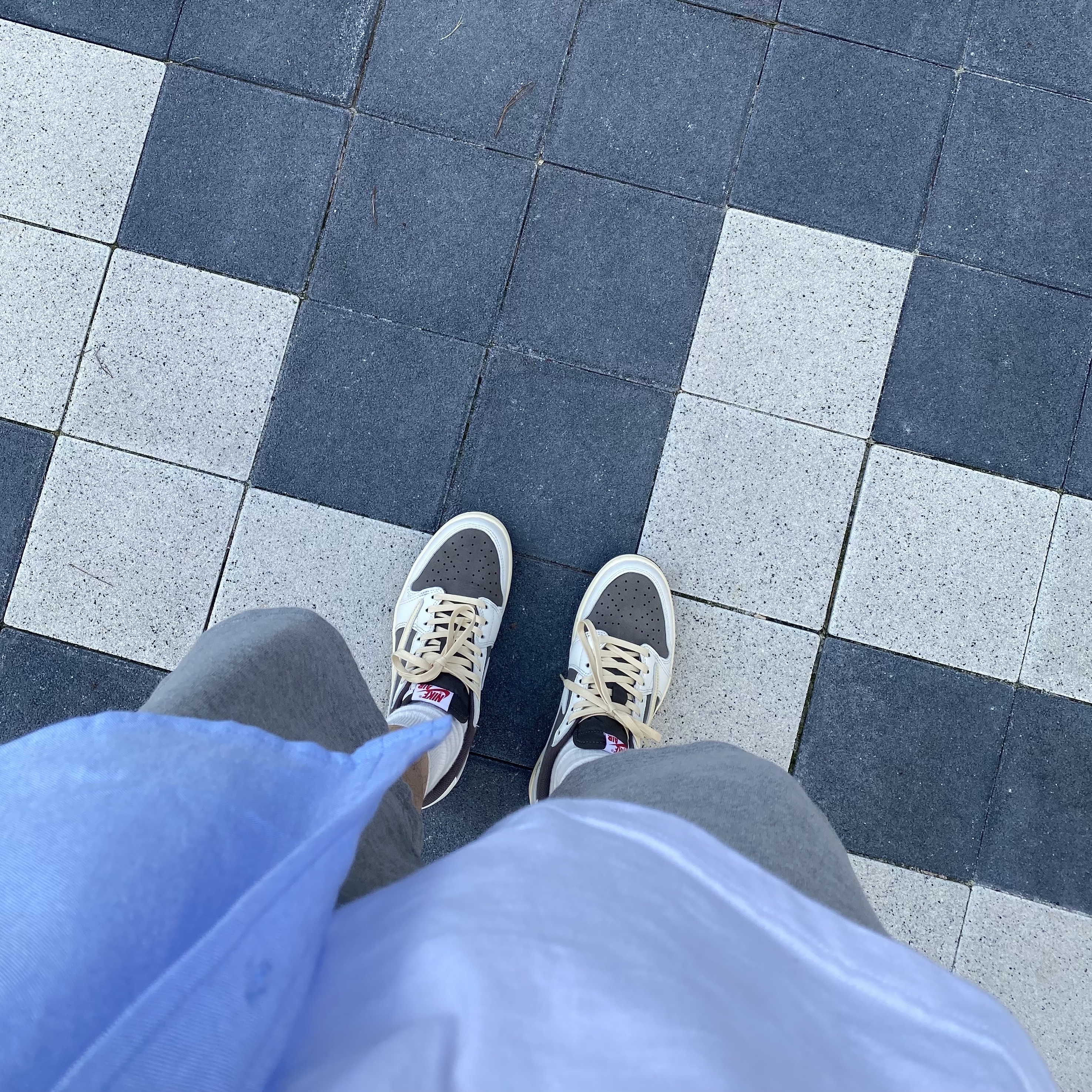 Jordan 1 x Travis Scott Retro Low OG SP Sail and Ridgerock 착용 스타일 - 1