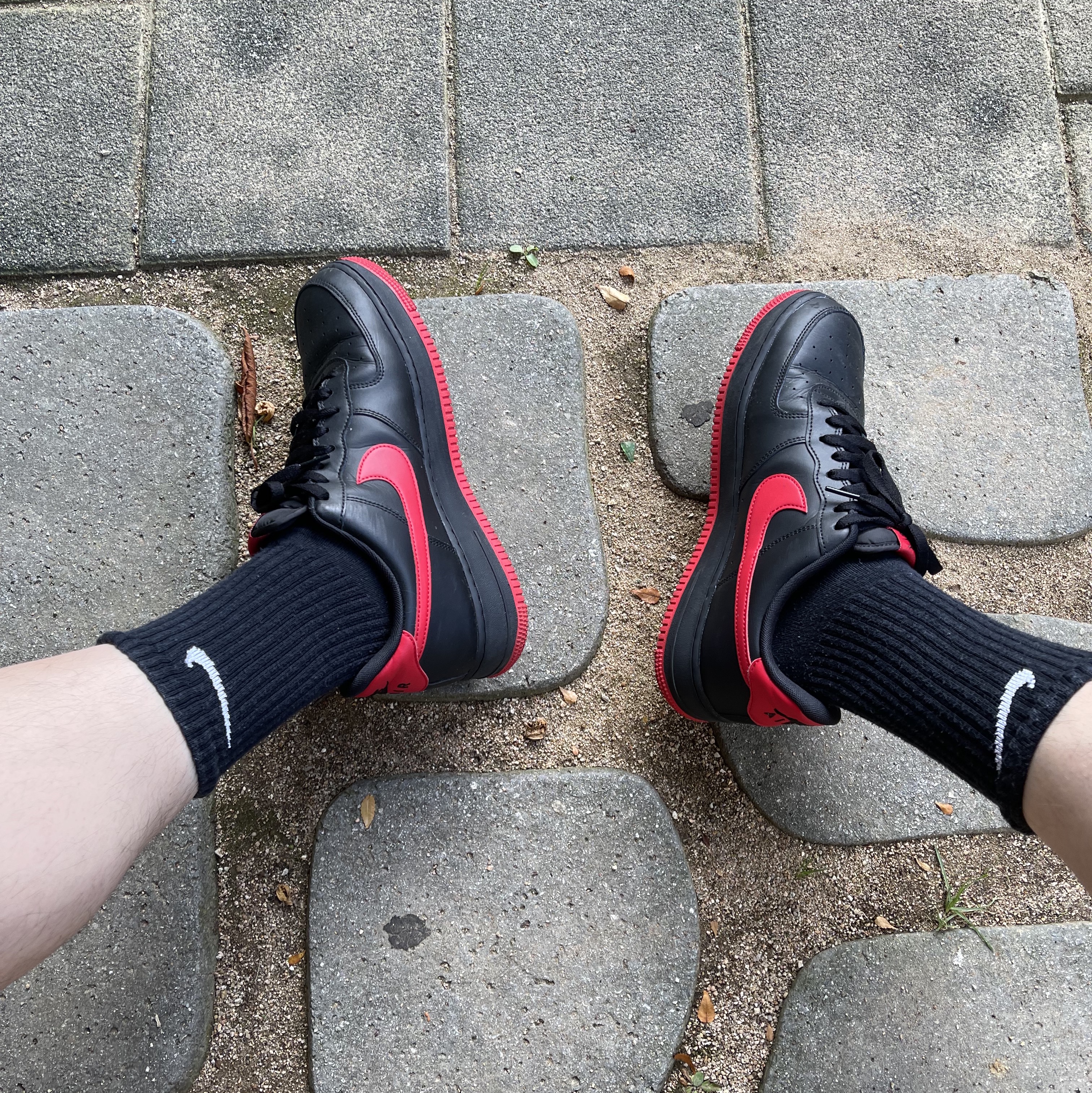 Nike Air Force 1 '07 Low Black University Red 착용 스타일 - 2
