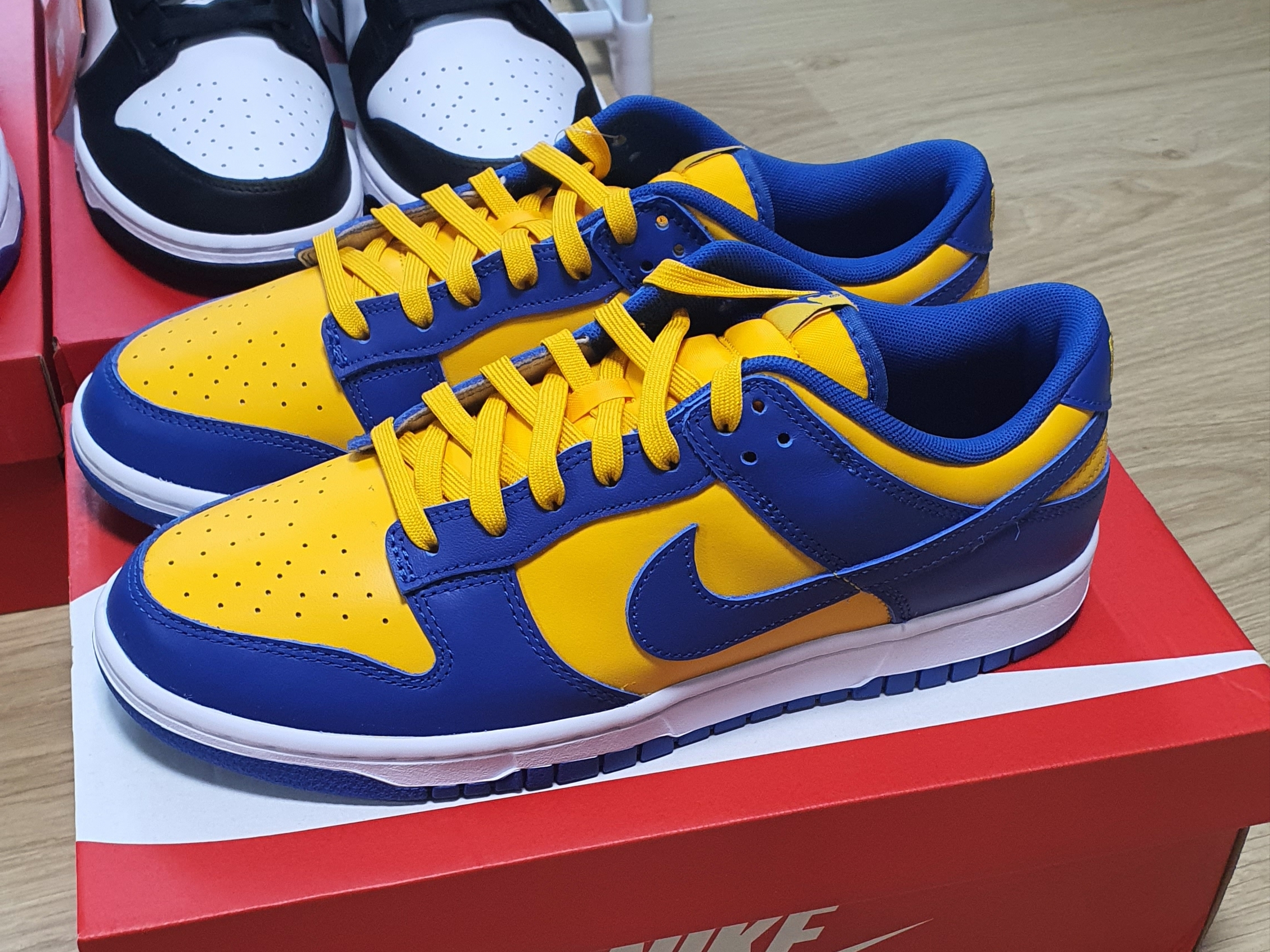 Nike Dunk Low Retro Blue Jay and University Gold 착용 스타일 - 1