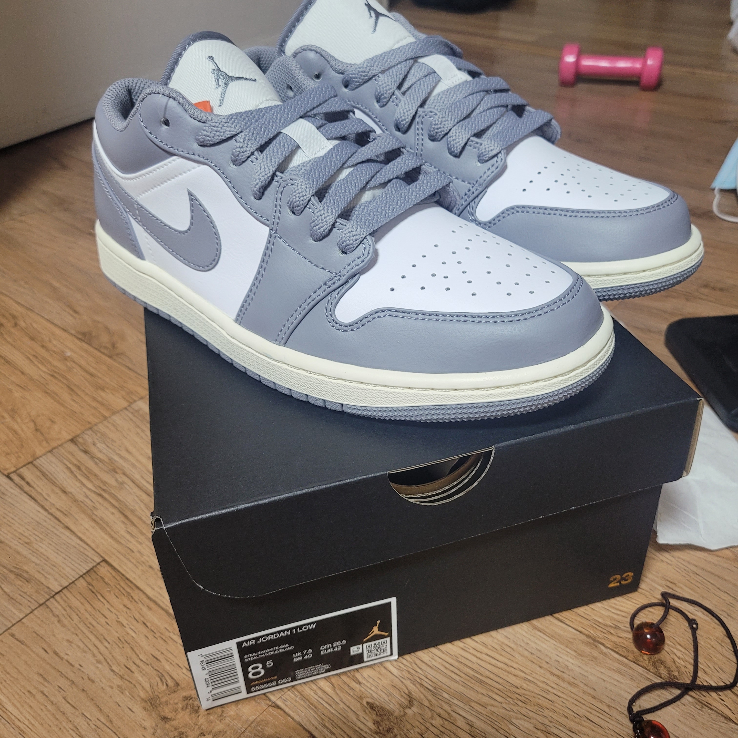Jordan 1 Low Stealth and White, Jordan 1 Low Grey Fog Black Bleached Coral 착용 스타일 - 4