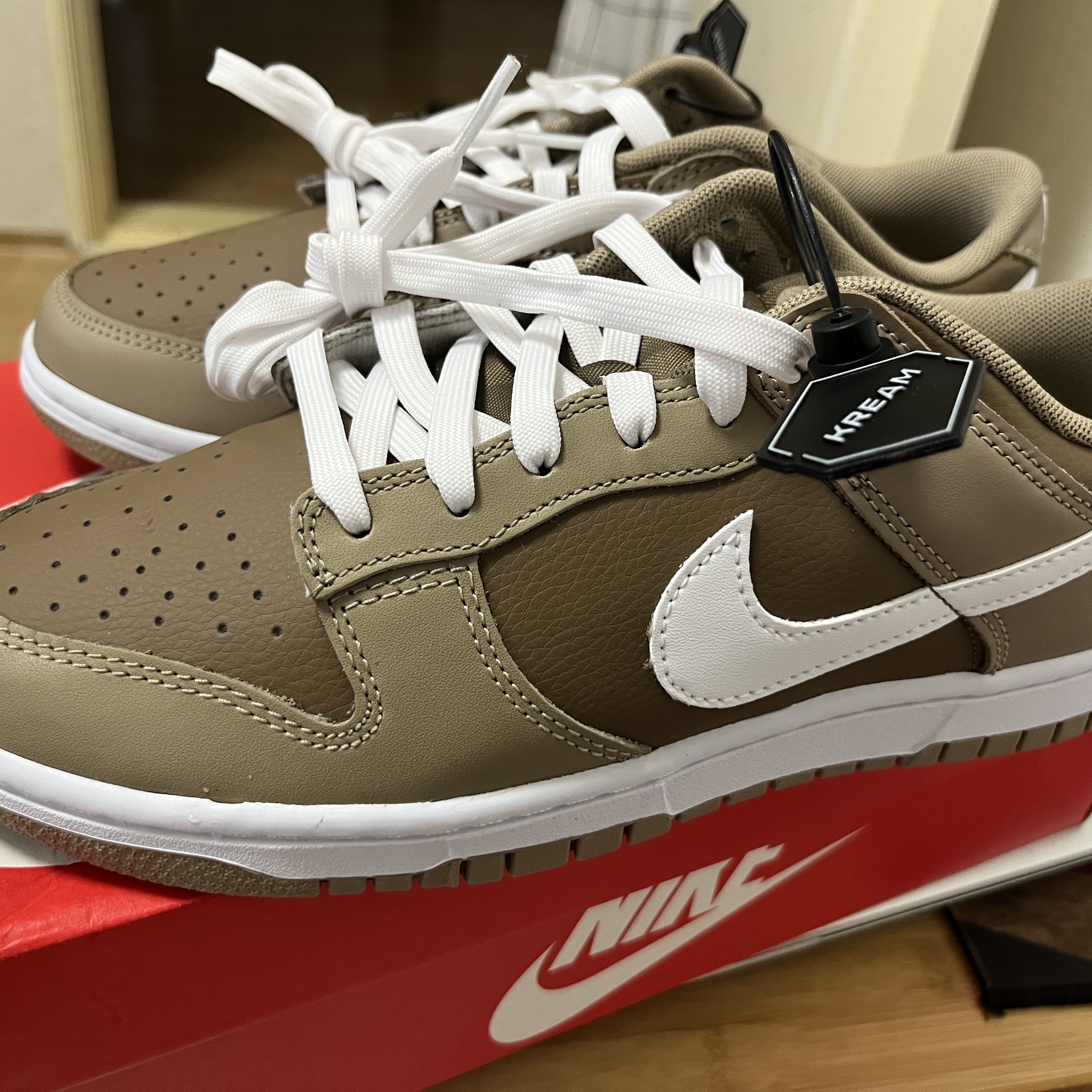 Nike Dunk Low Retro Khaki Hazel Rush 착용 스타일