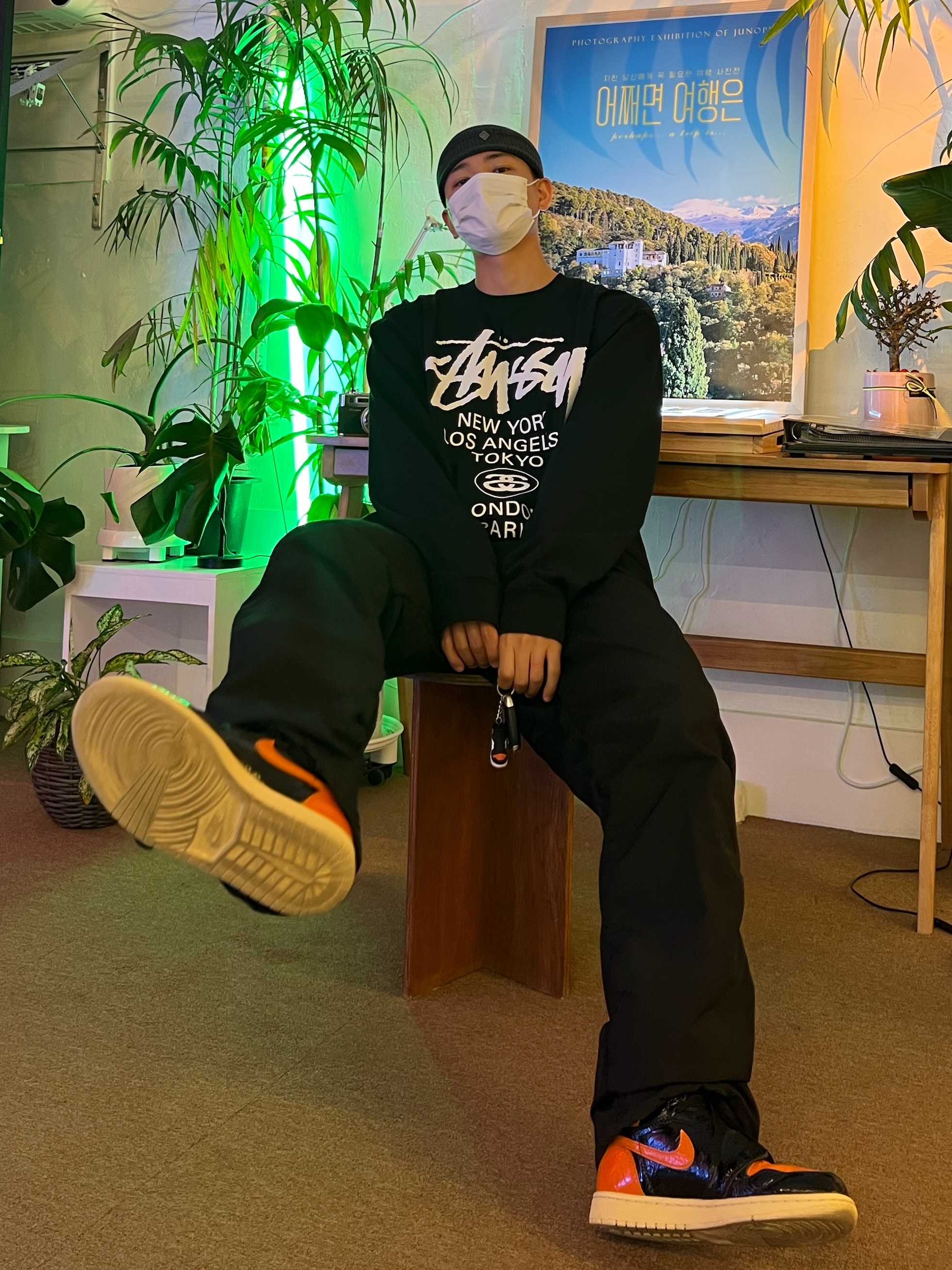 Jordan 1 Retro High Shattered Backboard 3.0, Stussy World Tour LS T-Shirt Black 착용 스타일