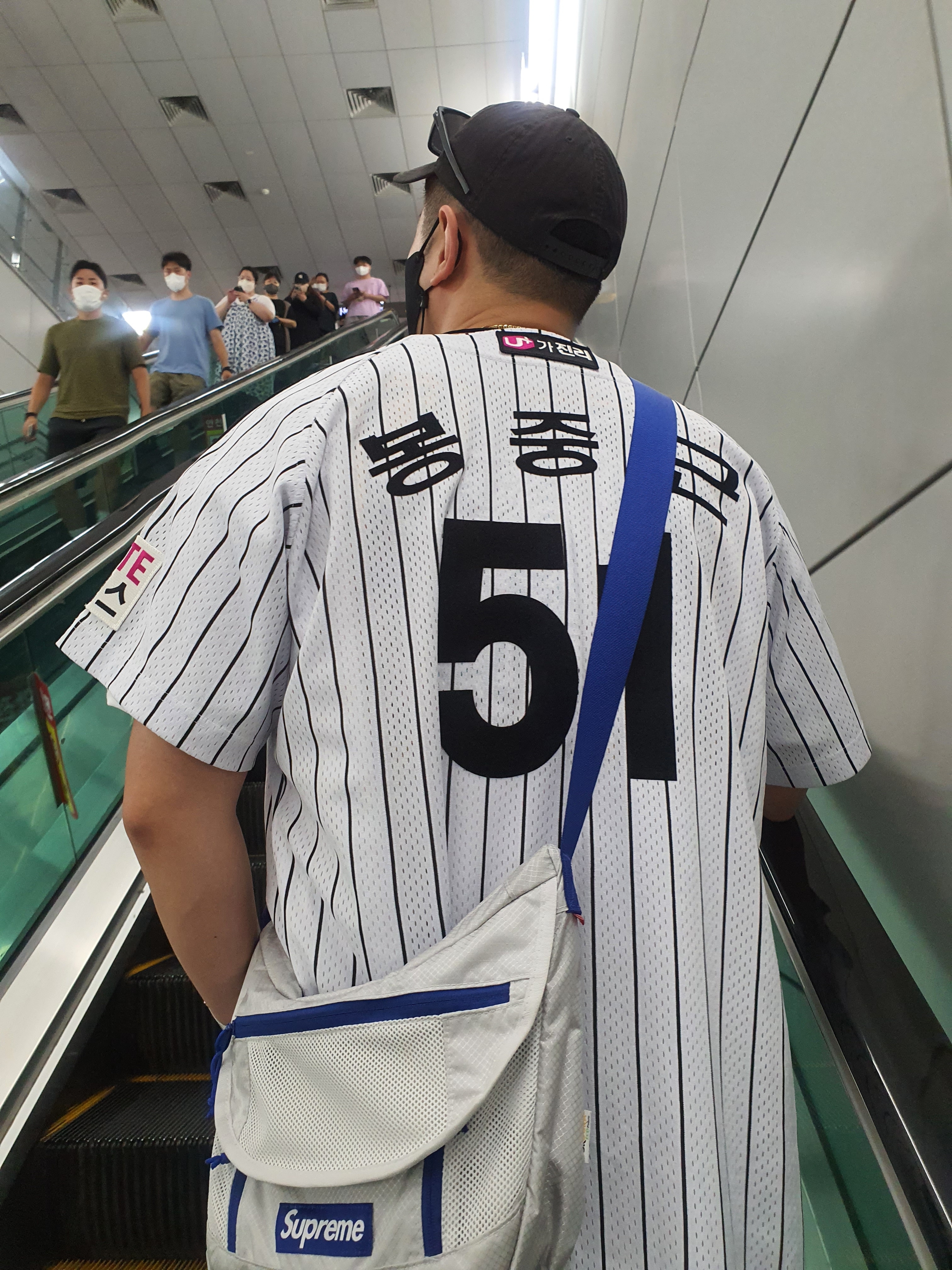 Supreme Small Messenger Bag Silver - 22SS, Double RL Garment Dyeing Twill Ball Cap Black 착용 스타일 - 1