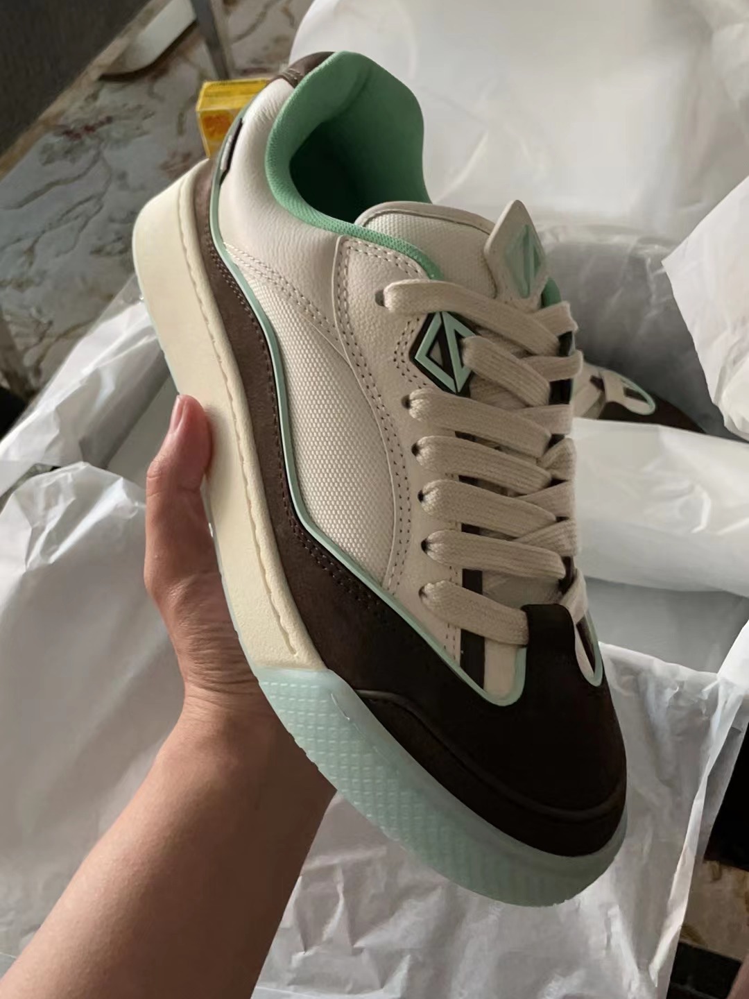 Dior x Cactus Jack B713 Sneakers Cream Mocha 착용 스타일 - 2