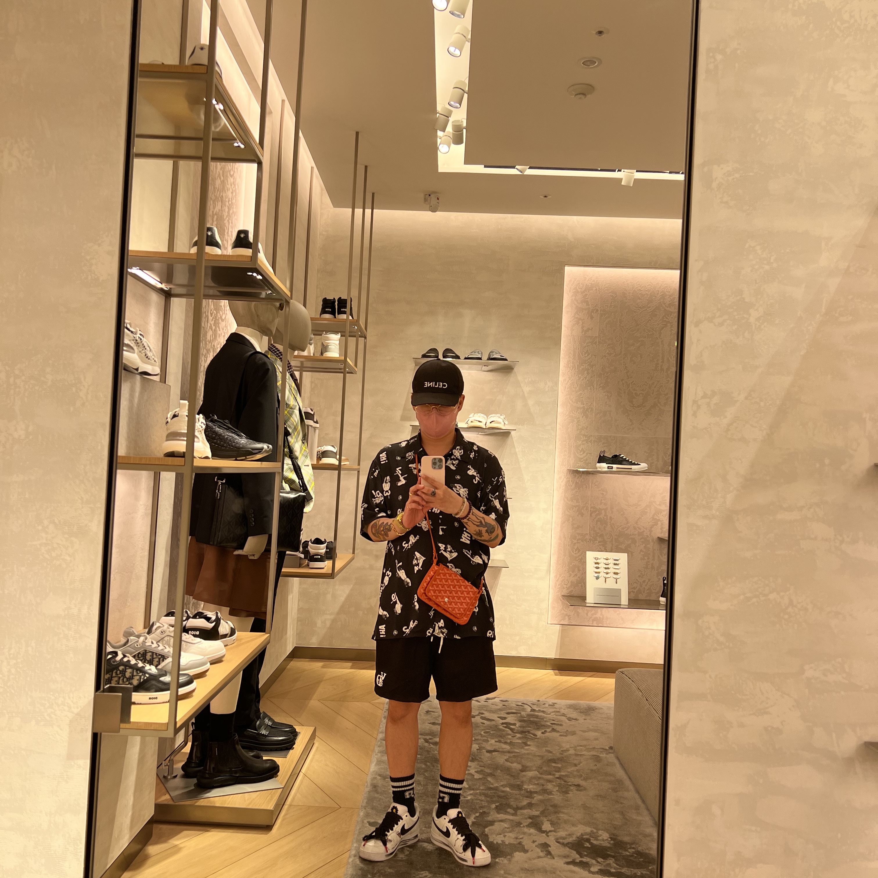 Nike x Peaceminusone Air Force 1 Low Para-Noise 2.0, Celine Baseball Cap in Cotton Black 착용 스타일 - 3