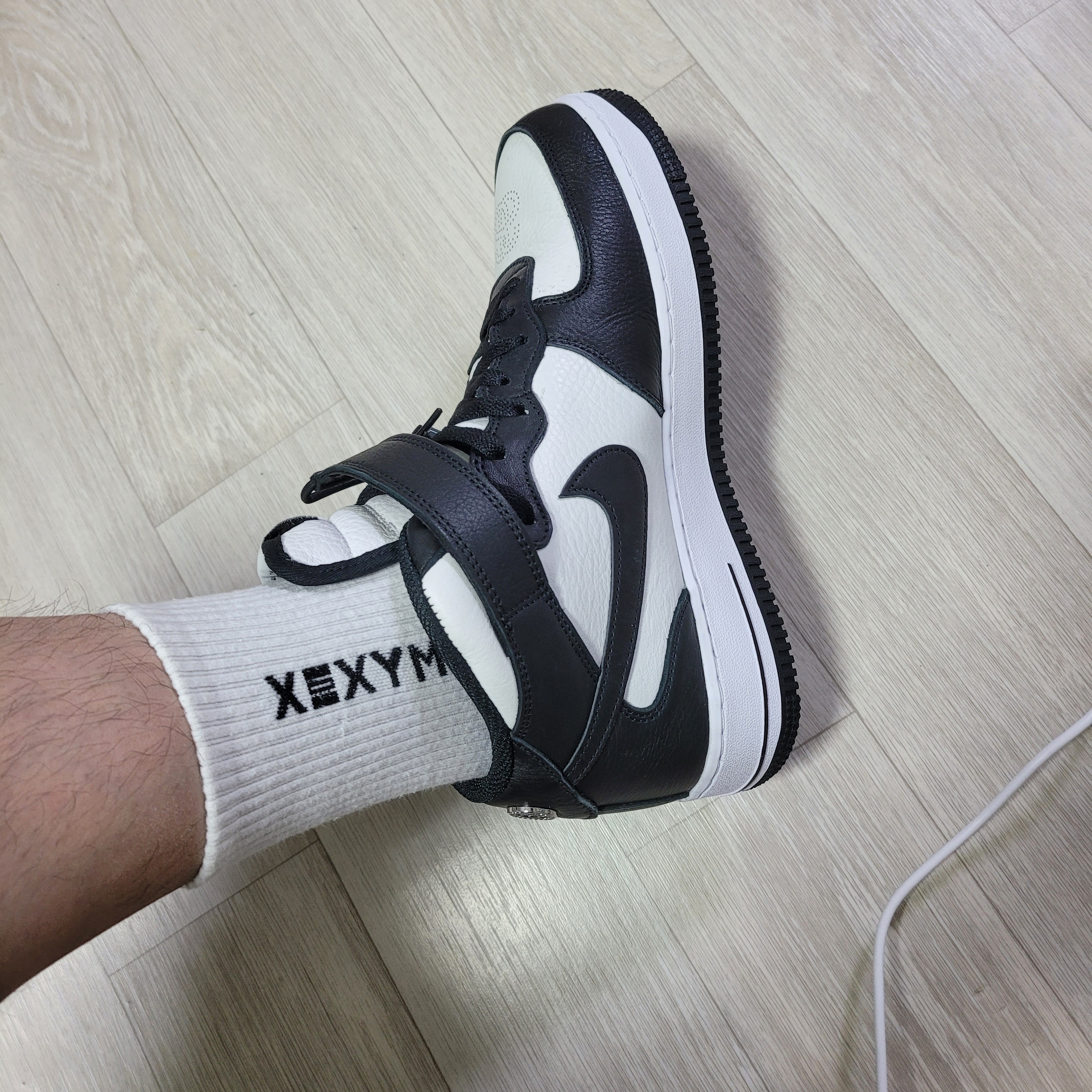 Nike x Stussy Air Force 1 '07 Mid SP Black and Light Bone 착용 스타일 - 2