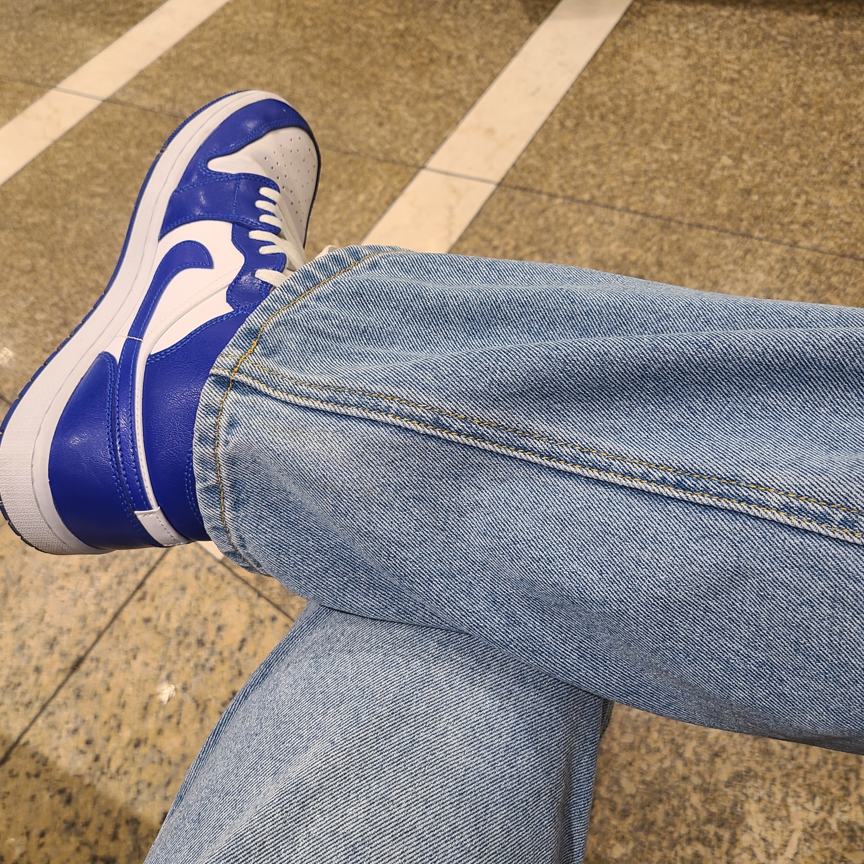 (W) Jordan 1 Mid White Hyper Royal 착용 스타일 - 2