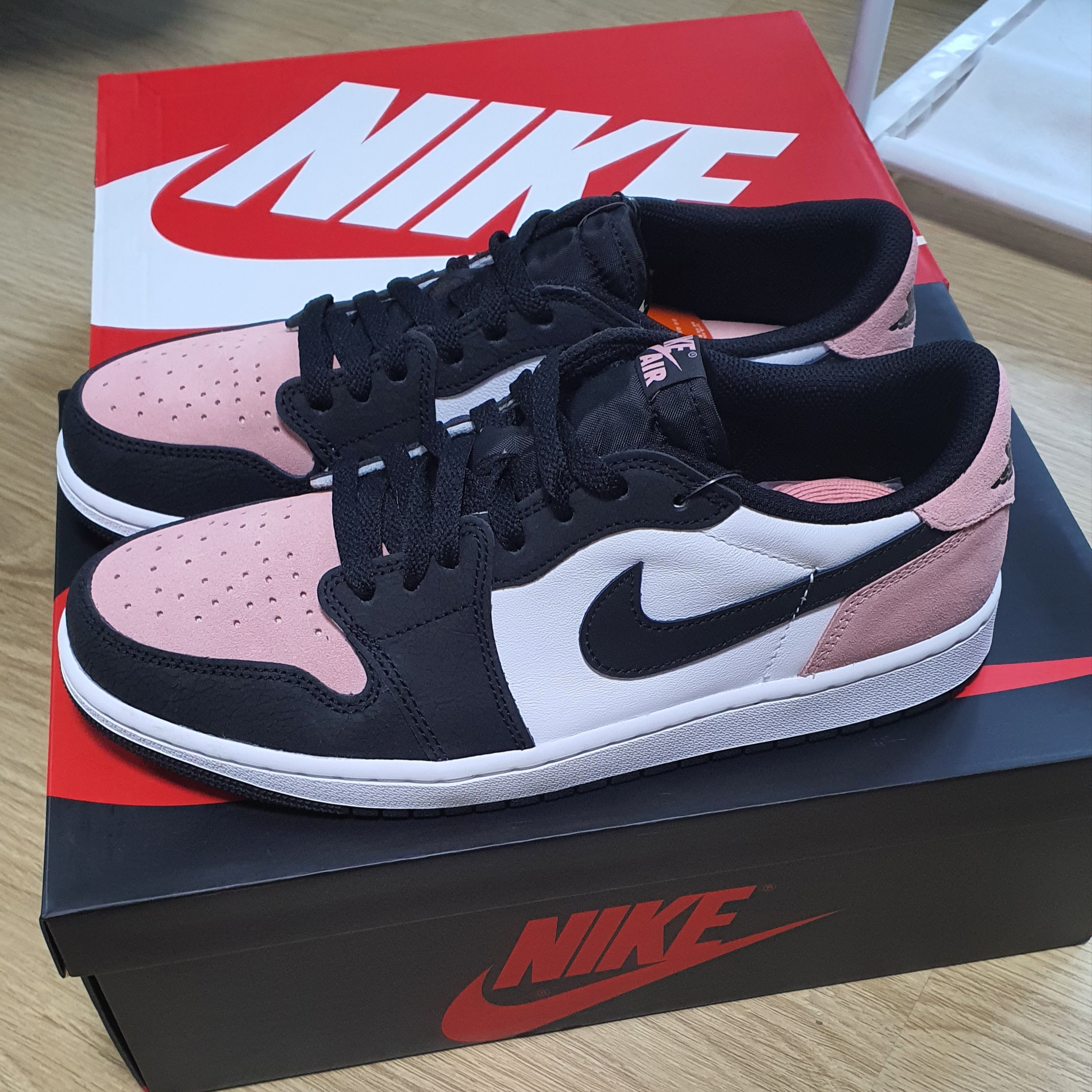 Jordan 1 Retro Low OG Bleached Coral 착용 스타일 - 1