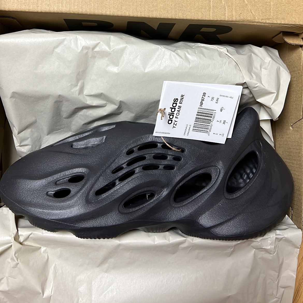 Adidas Yeezy Foam RNNR Onyx 착용 스타일