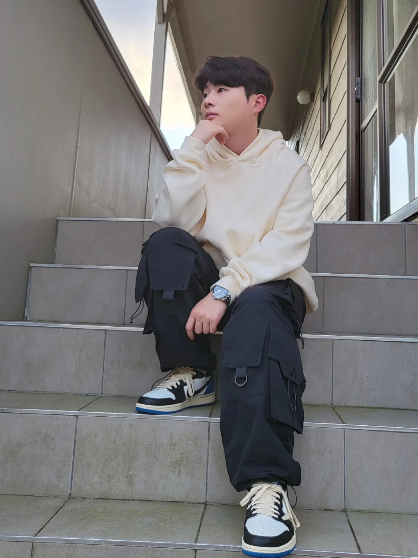 Essentials Pull-Over Hoodie Cream - 21SS, Jordan 1 x Travis Scott x Fragment Retro Low OG SP Military Blue 착용 스타일 - 3