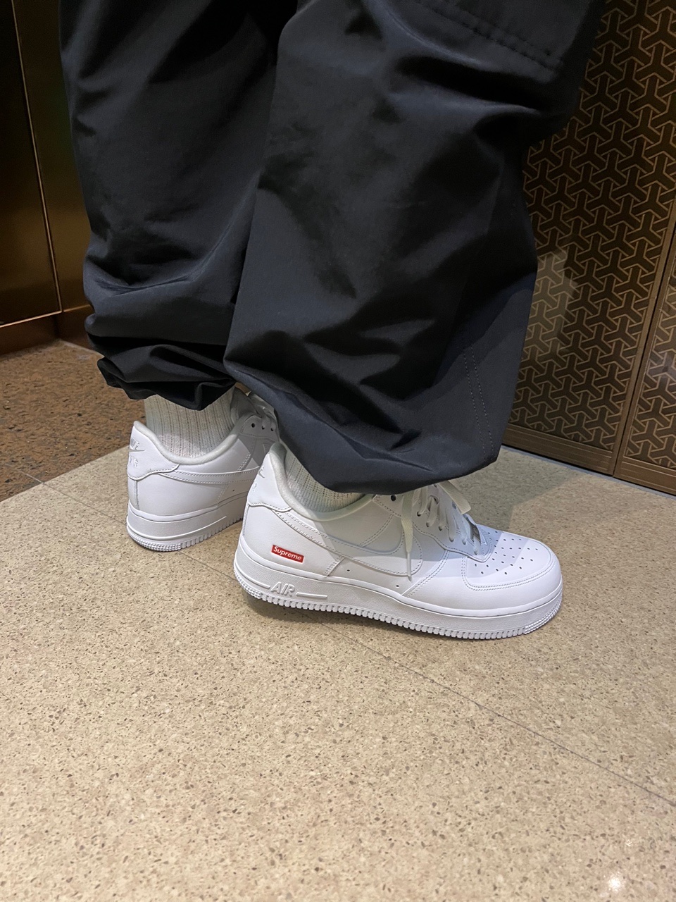 Nike x Supreme Air Force 1 Low White 착용 스타일 - 3