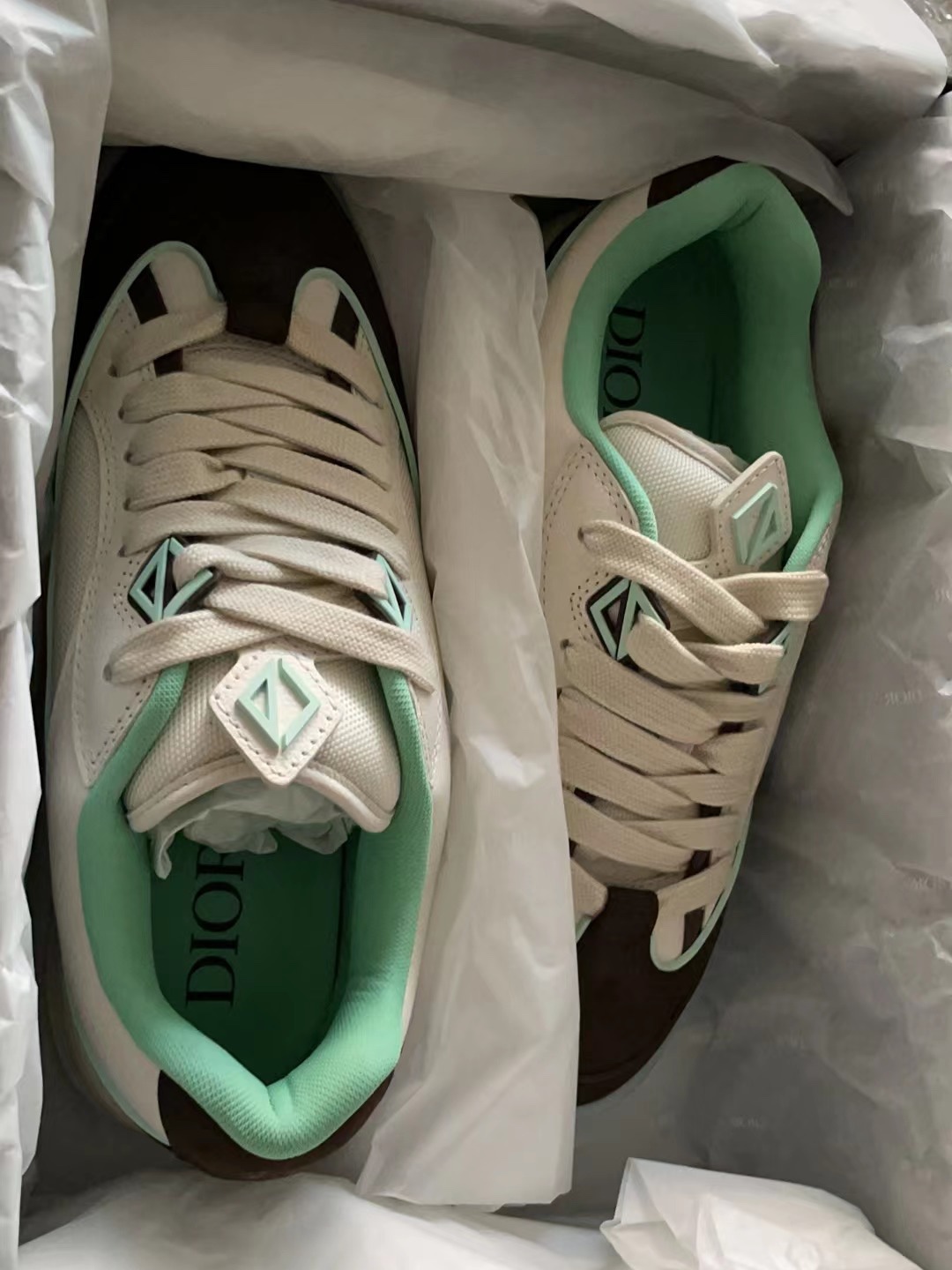 Dior x Cactus Jack B713 Sneakers Cream Mocha 착용 스타일 - 1