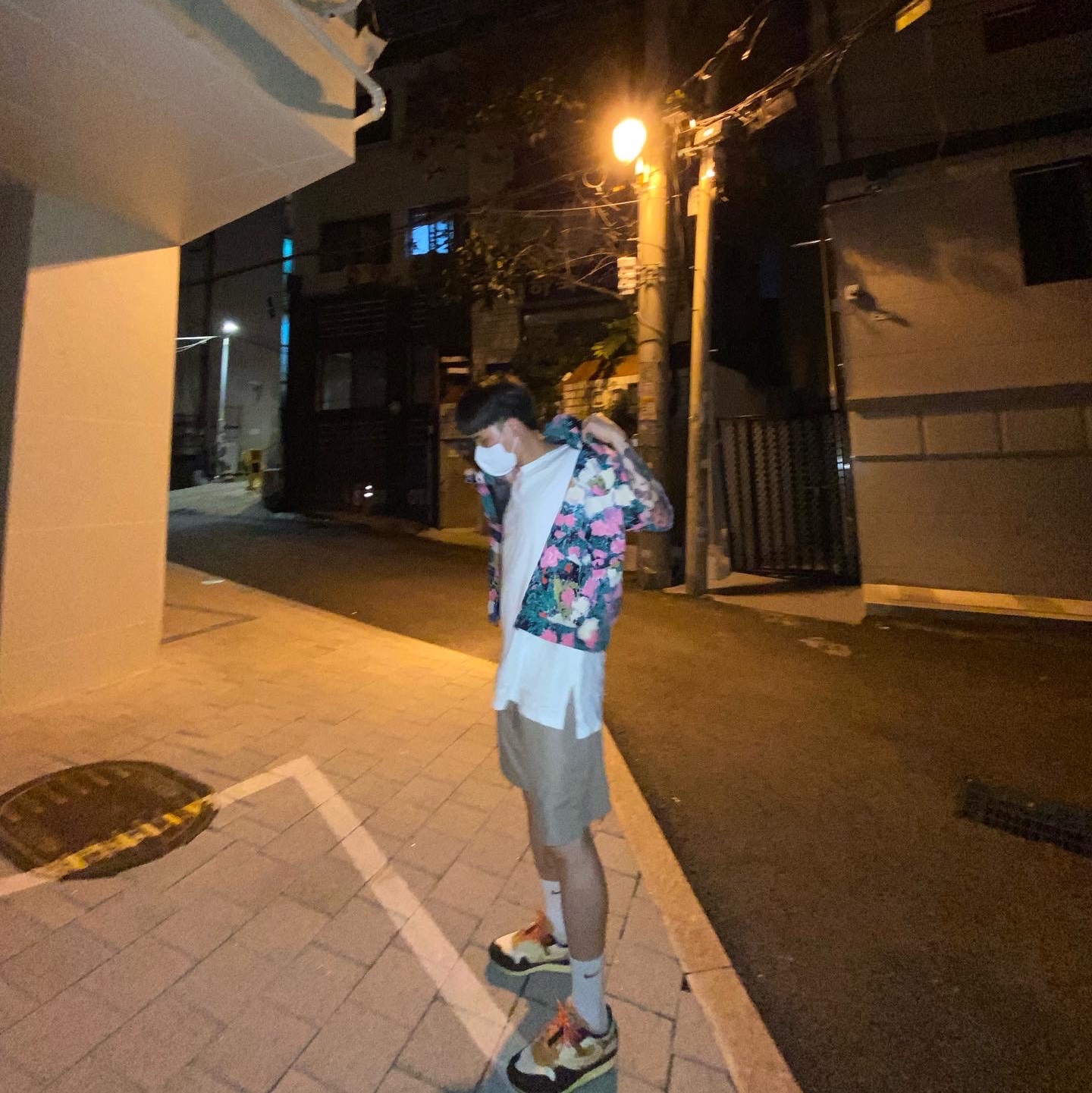 Supreme x The North Face Trekking Convertible Jacket Flowers - 22SS, Nike x Travis Scott Air Max 1 Cact.us Brown 착용 스타일 - 4