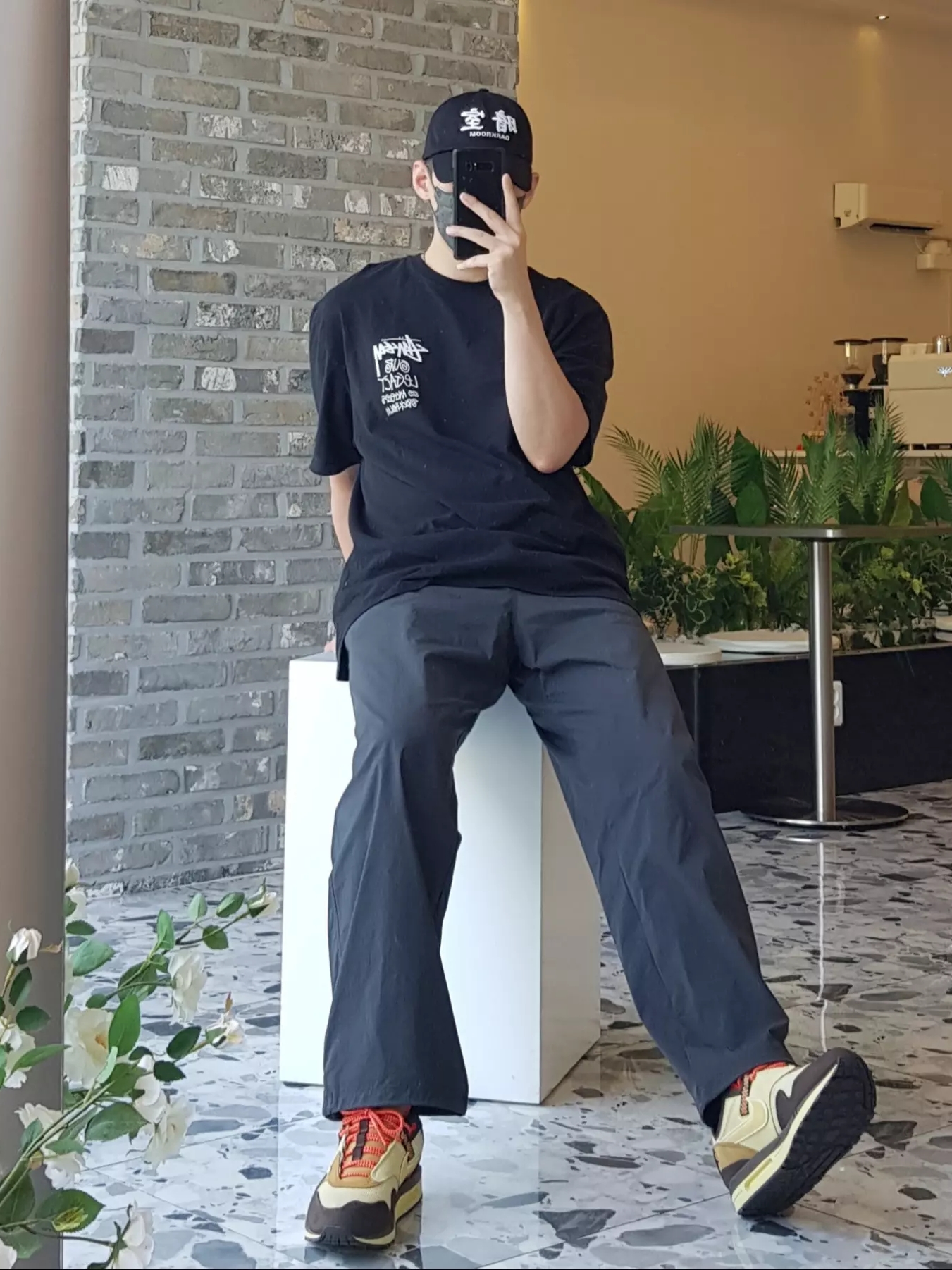 Darkr8m Studio White Logo Cap, Nike x Travis Scott Air Max 1 Cact.us Brown 착용 스타일