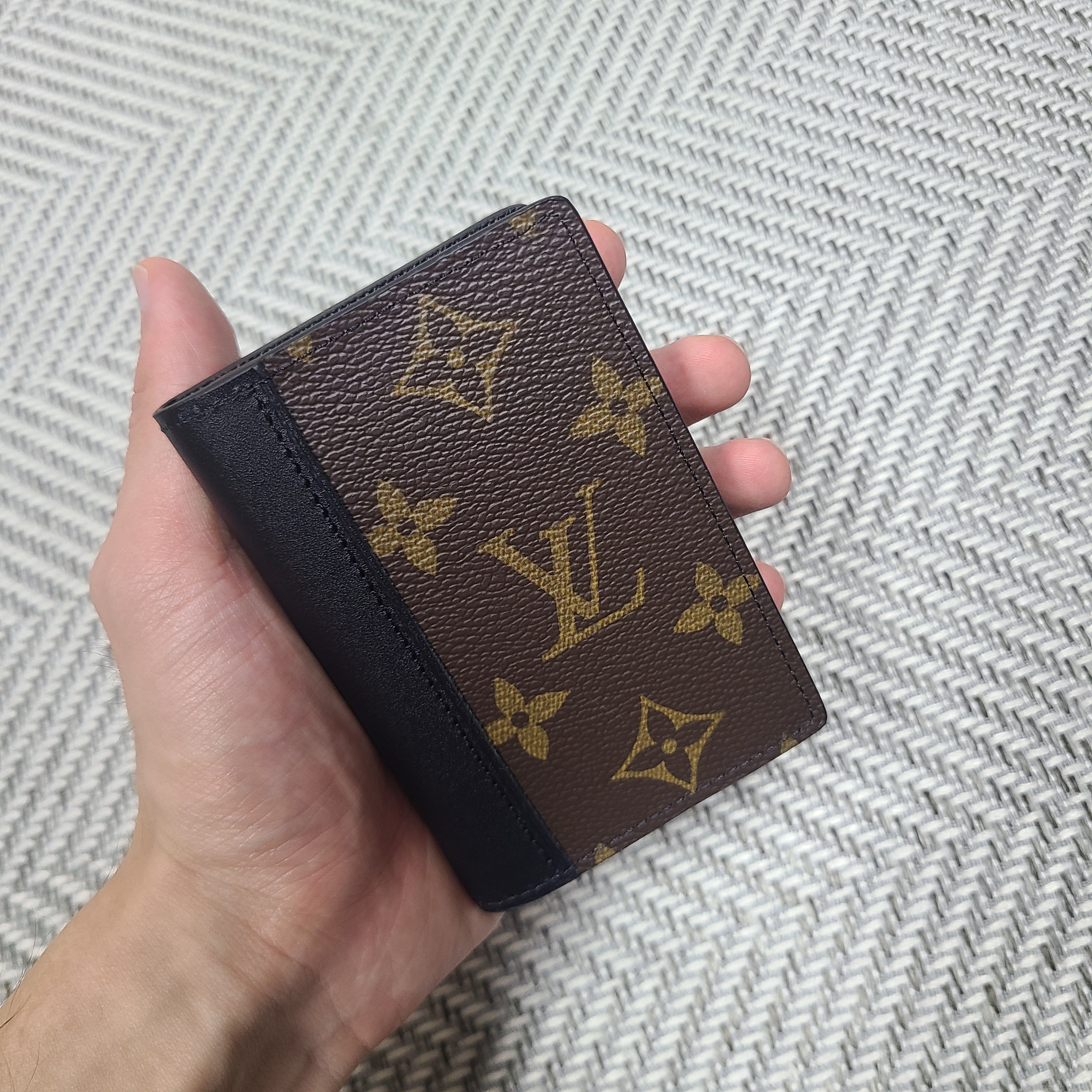 Louis Vuitton Pocket Organizer Monogram Macasa 착용 스타일