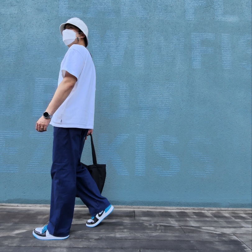 Jordan 1 Retro Low OG Black and Dark Powder Blue 착용 스타일 - 3