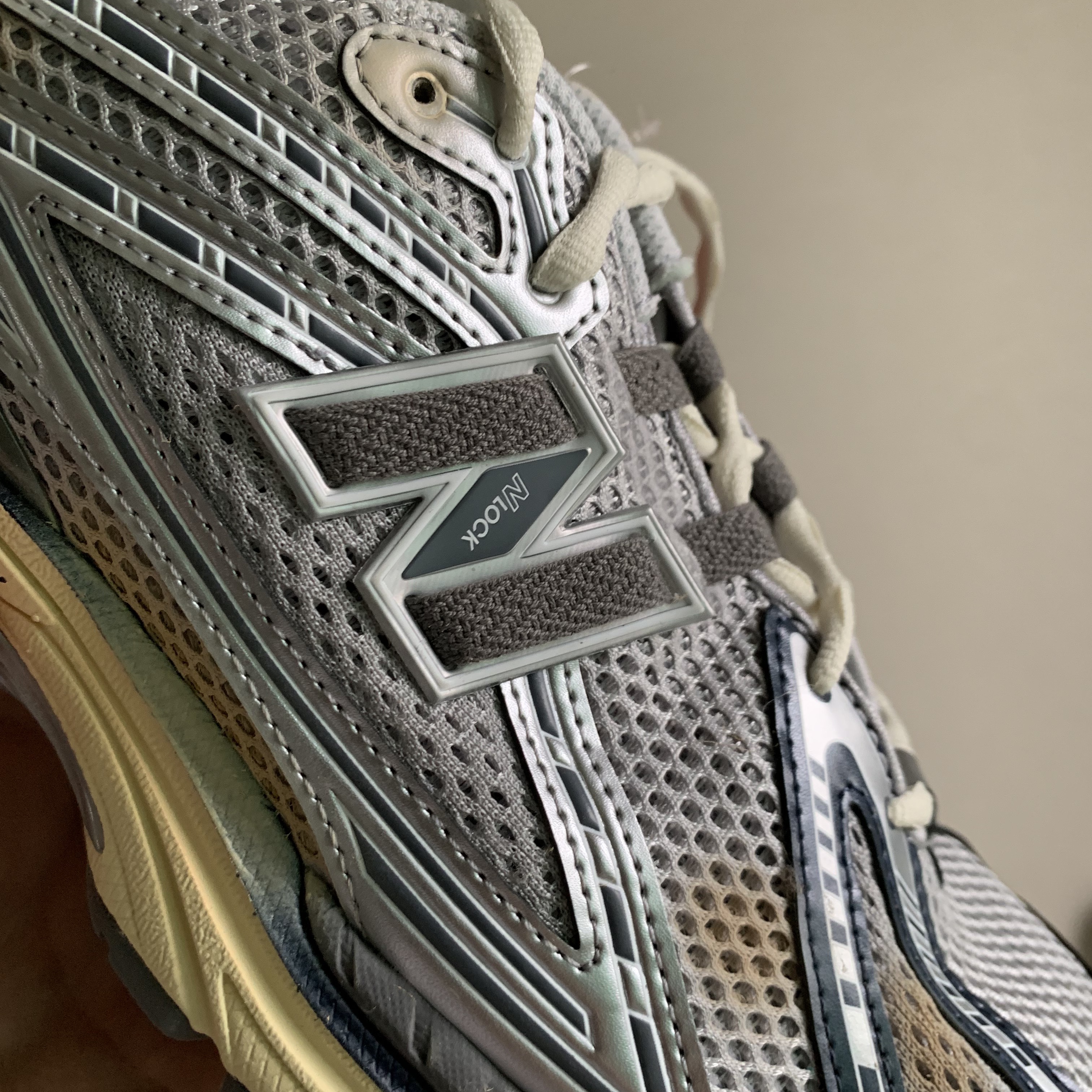 New Balance x Thisisneverthat 1906R 2022 Downtown Run 착용 스타일 - 4