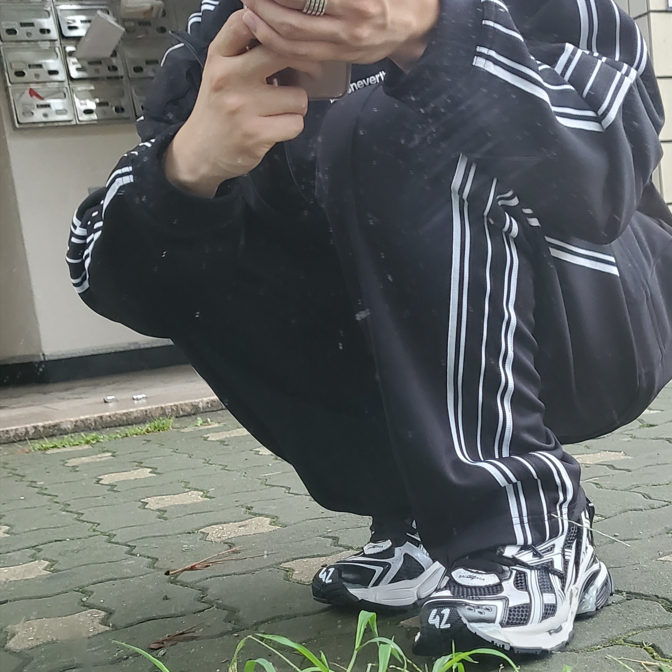 Balenciaga Runner Sneakers Black White 착용 스타일 - 1
