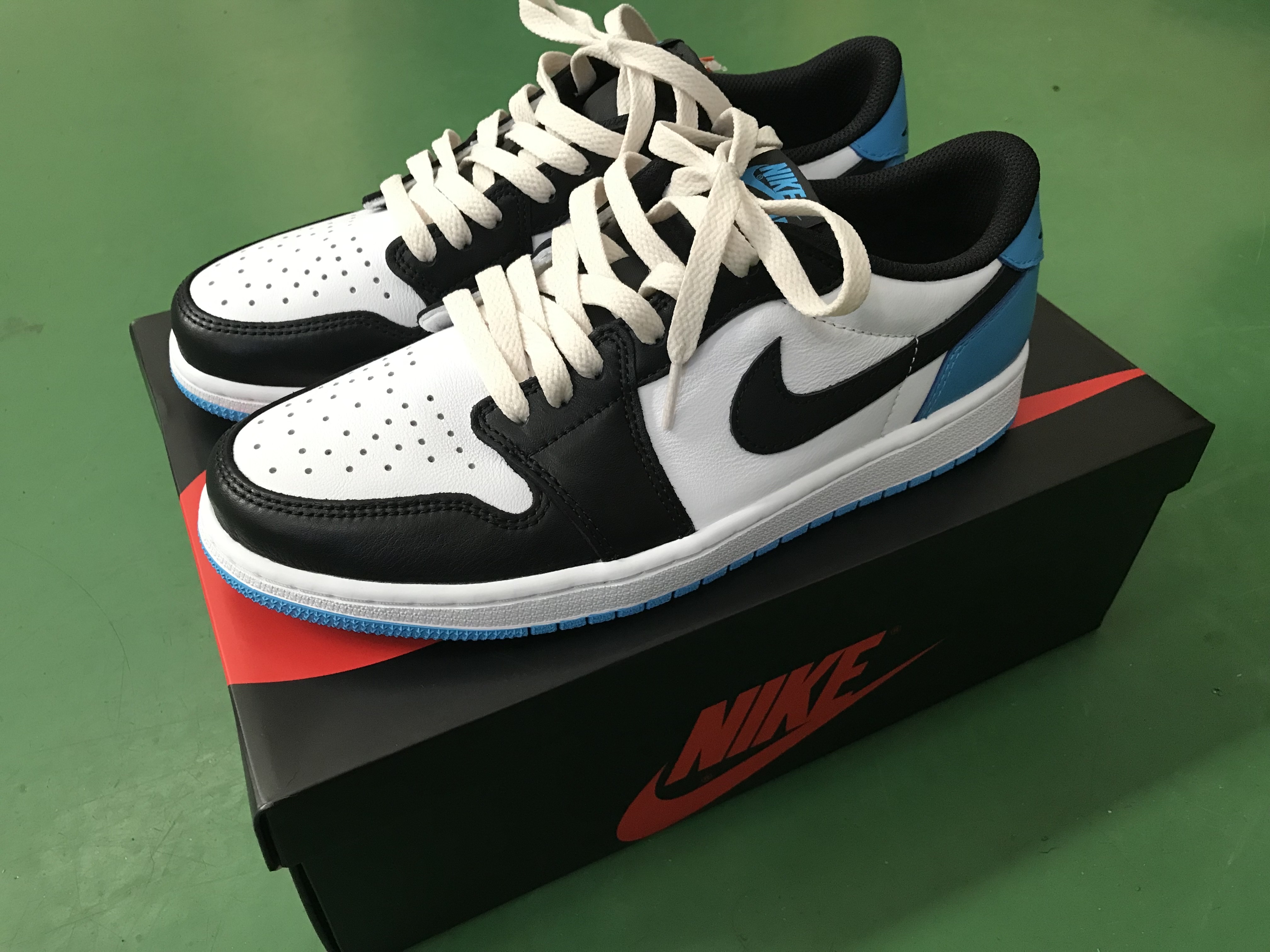 Jordan 1 Retro Low OG Black and Dark Powder Blue 착용 스타일 - 1