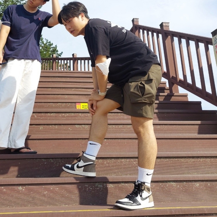 Jordan 1 Retro High OG Black Mocha, Stussy x CDG Surfman T-Shirt Black 착용 스타일