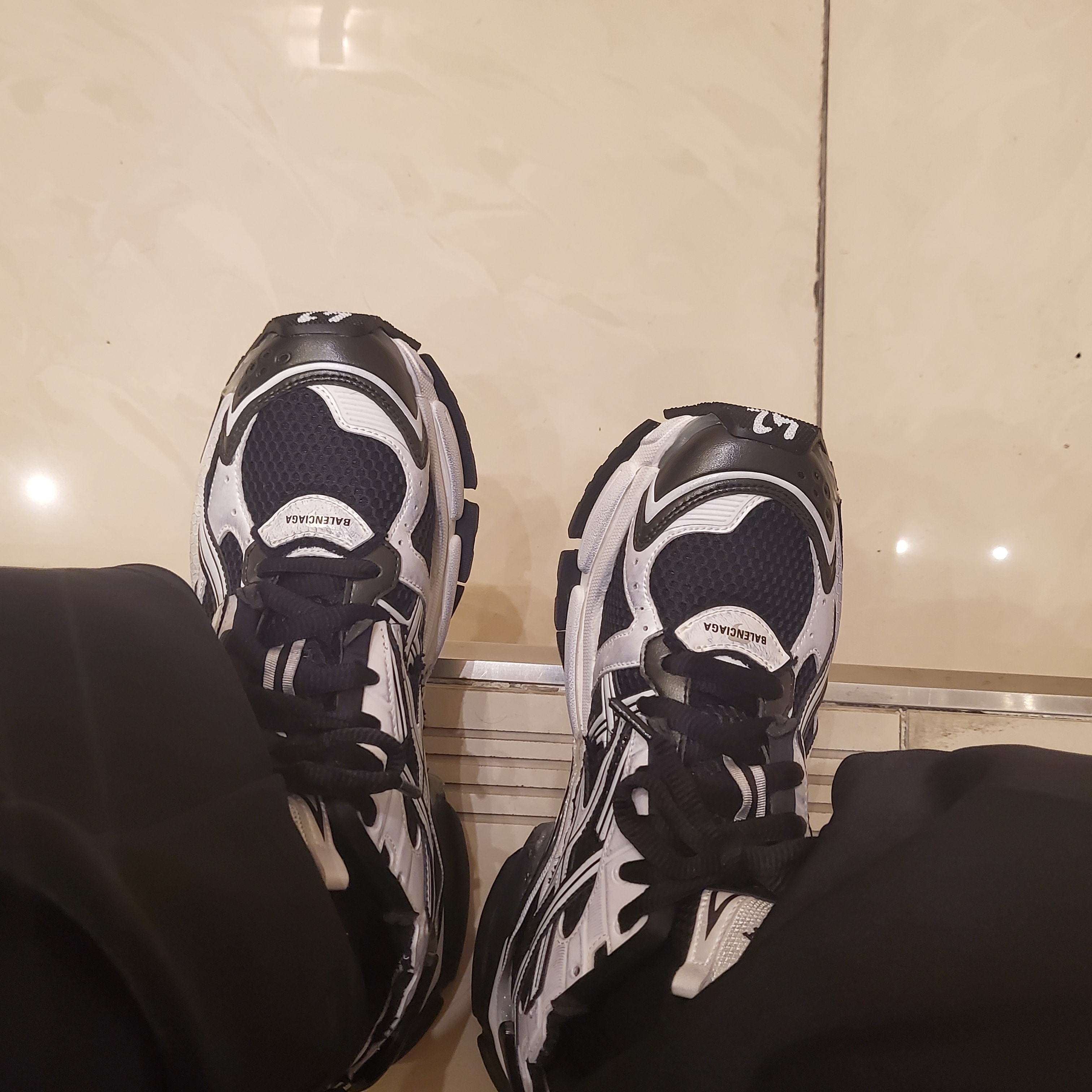 Balenciaga Runner Sneakers Black White 착용 스타일 - 2