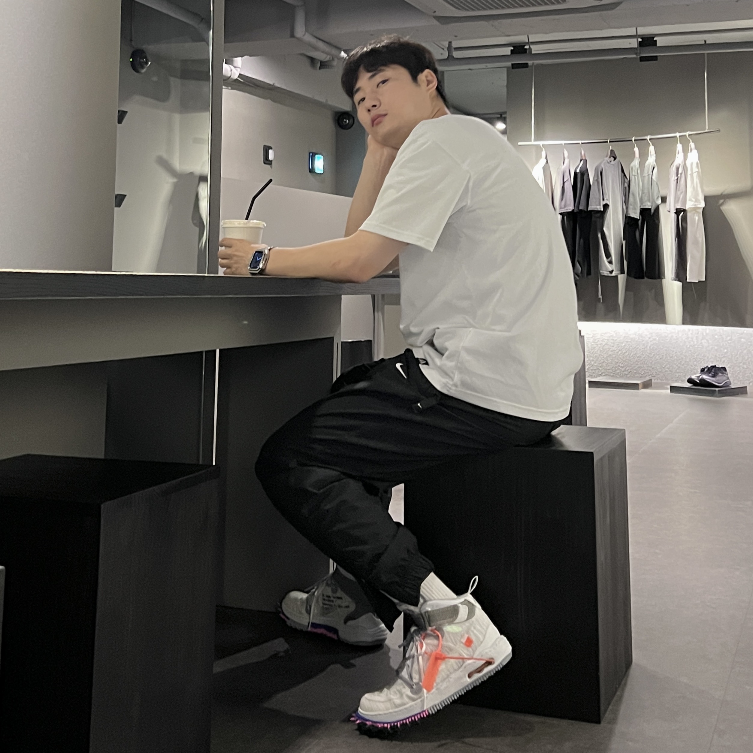 Nike x Off-White Air Force 1 Mid SP White 착용 스타일
