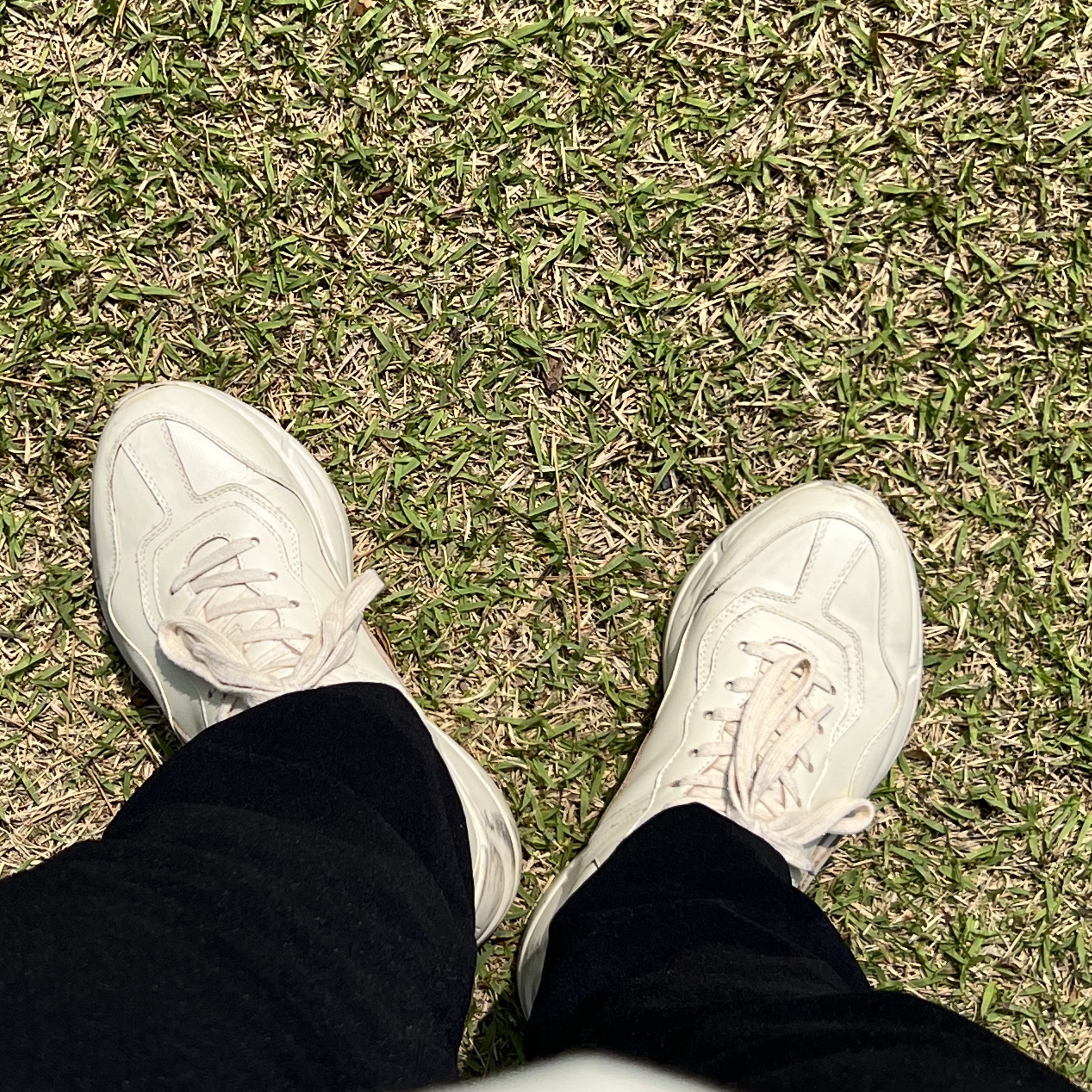 Gucci Rhyton Leather Sneakers Distressed Ivory 착용 스타일