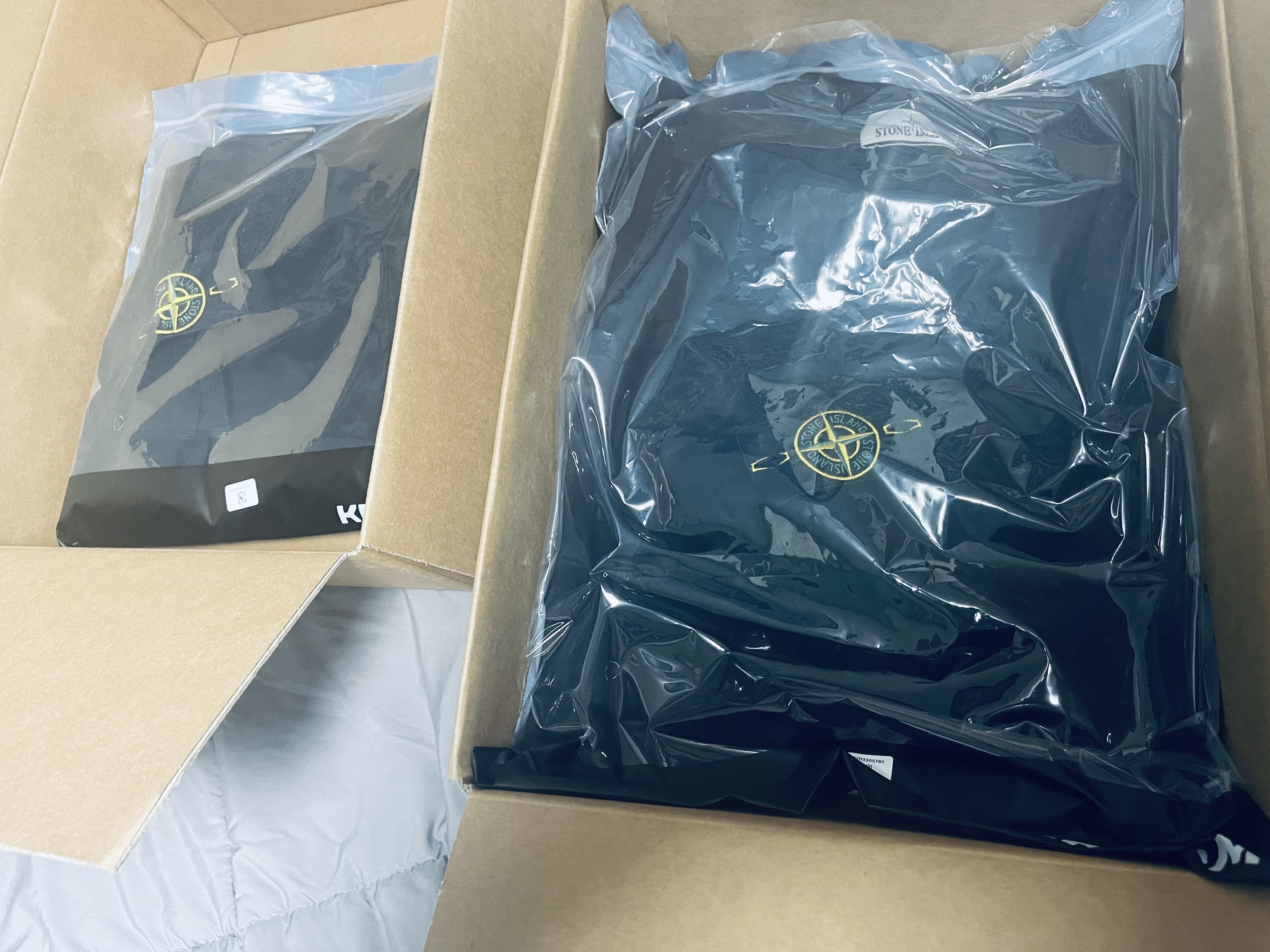 Stone Island 63051 Crewneck Sweatshirt Black - 22SS, Stone Island 64651 Fleece Bermuda Shorts Black - 22SS 착용 스타일