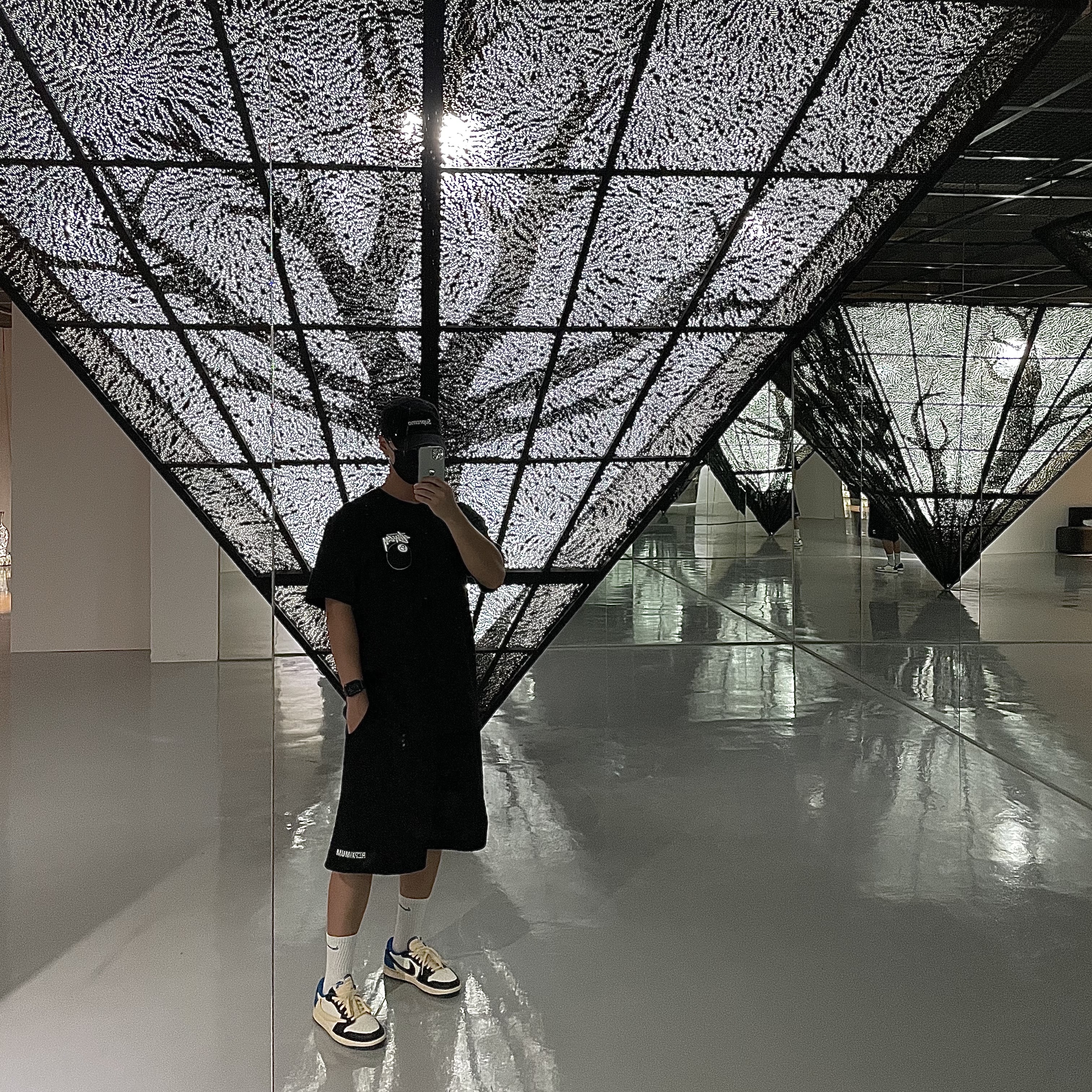 Stussy 8 Ball T-Shirt Black - 22SS, Supreme Frayed Logos Denim Camp Cap Black - 21SS 착용 스타일 - 1