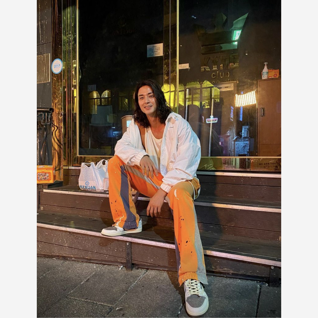 Jordan 1 x Travis Scott Retro Low OG SP Sail and Ridgerock 착용 스타일 - 2