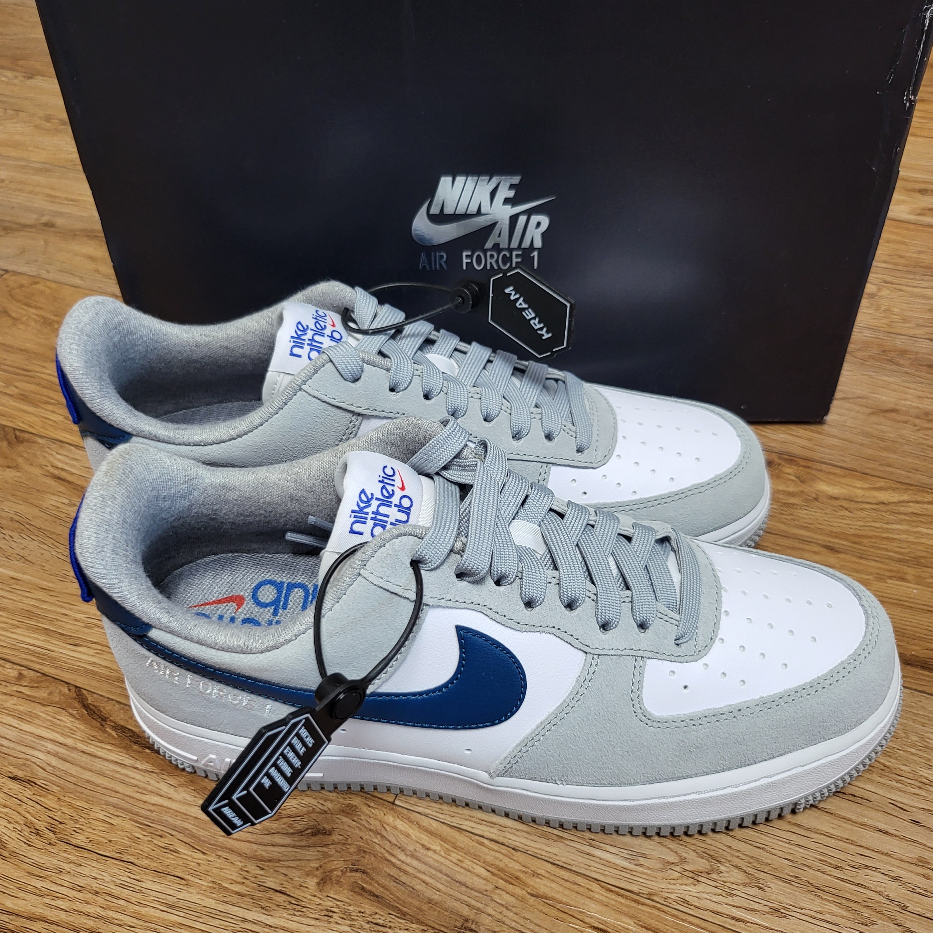 Nike Air Force 1 '07 LV8 Athletic Club Light Smoke Grey Marina 착용 스타일 - 3