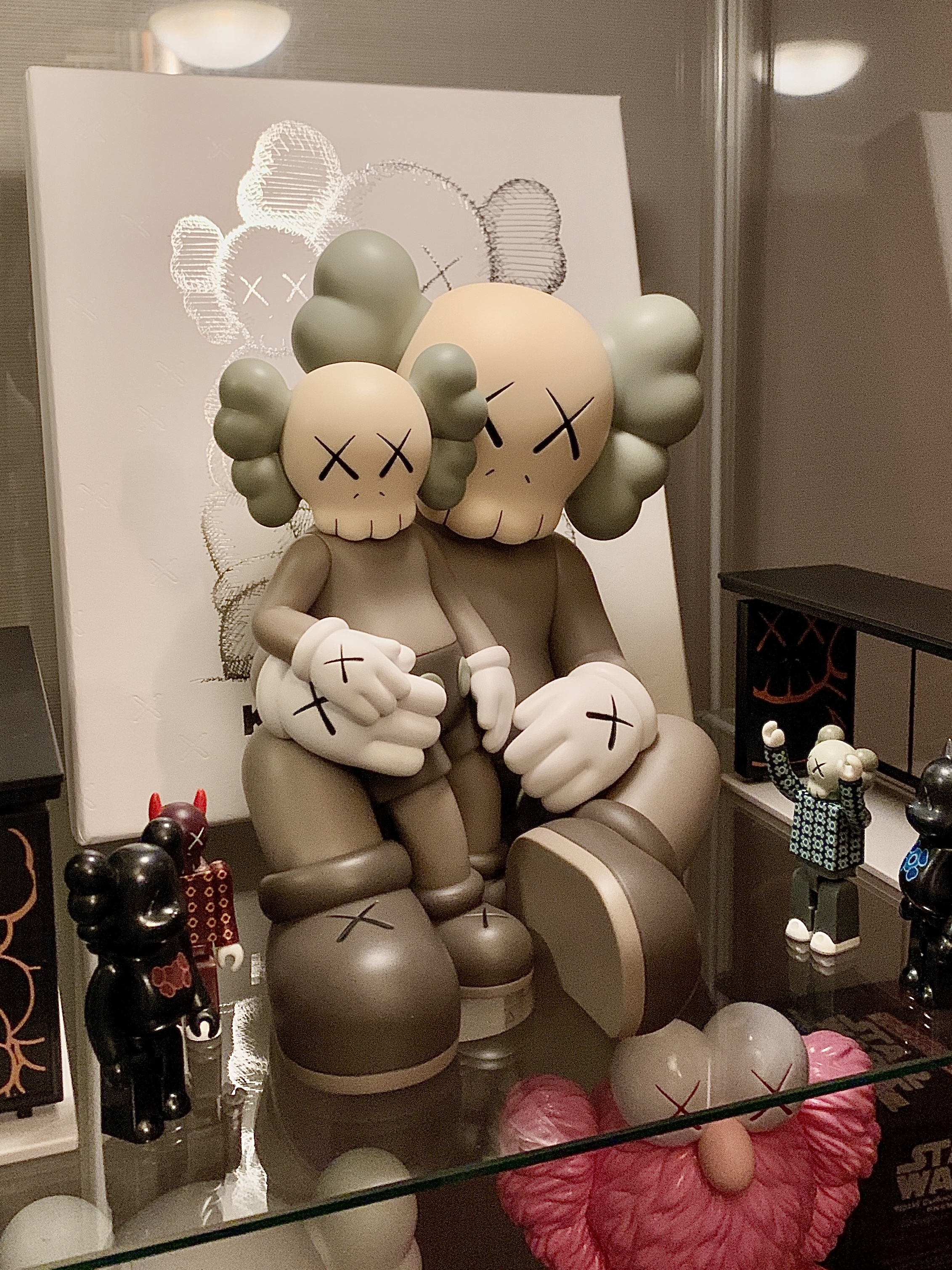 Kaws Holiday Changbai Mountain Vinyl Figure Brown 착용 스타일