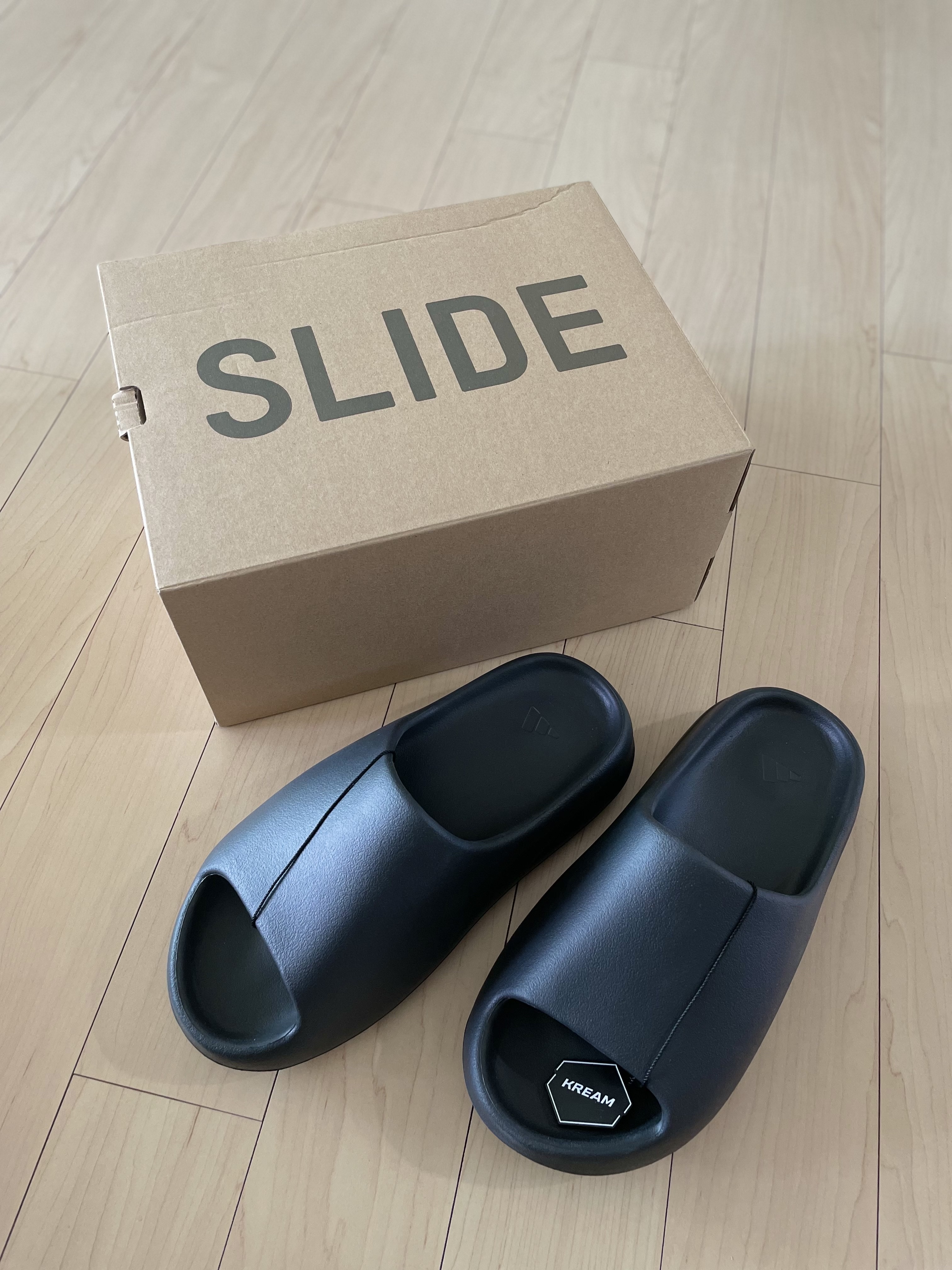 Adidas Yeezy Slide Onyx 착용 스타일